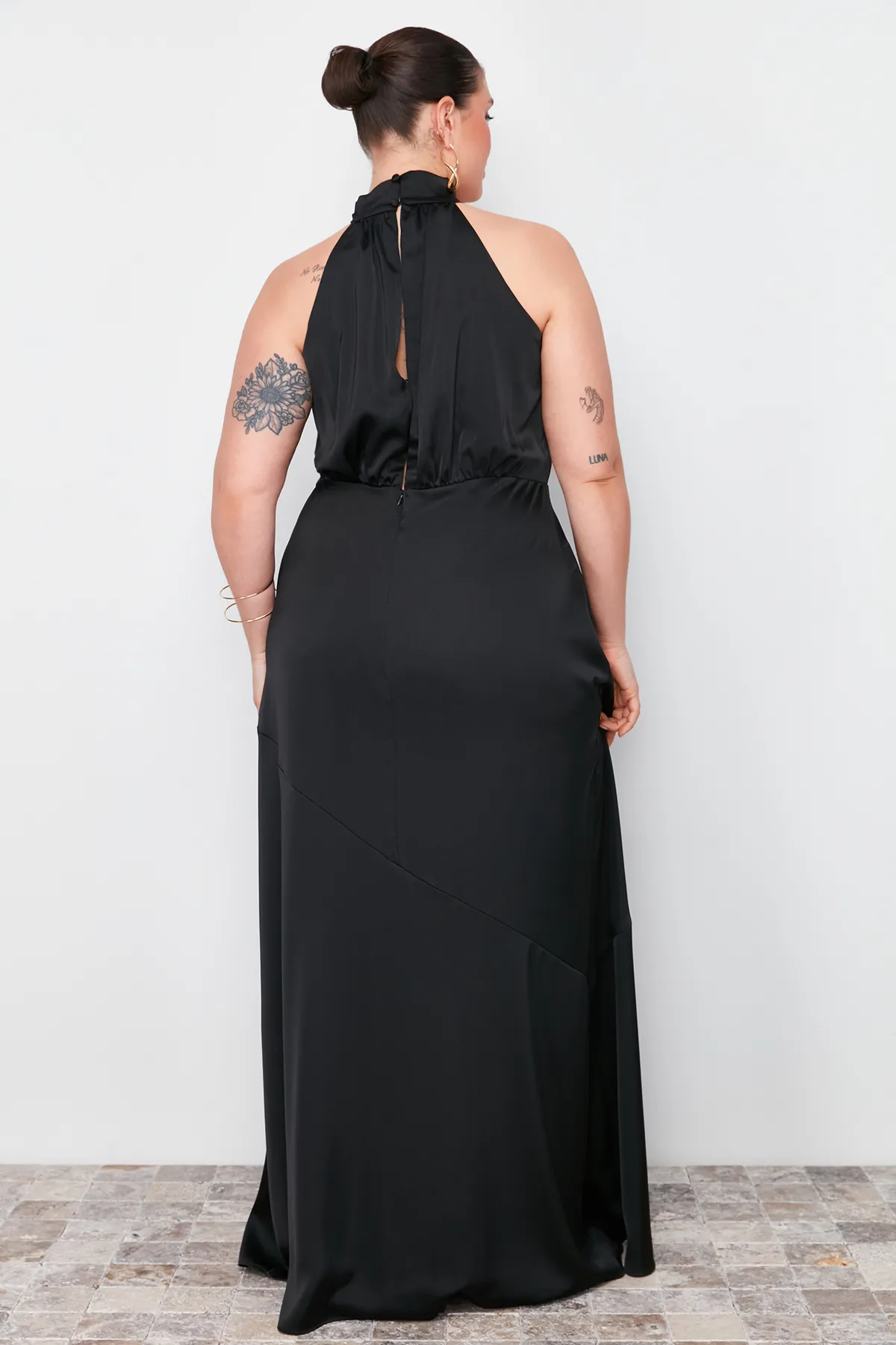 Trendyol Curve  Schwarzes Neckholder-Maxikleid aus Satin TBBSS24AH00150