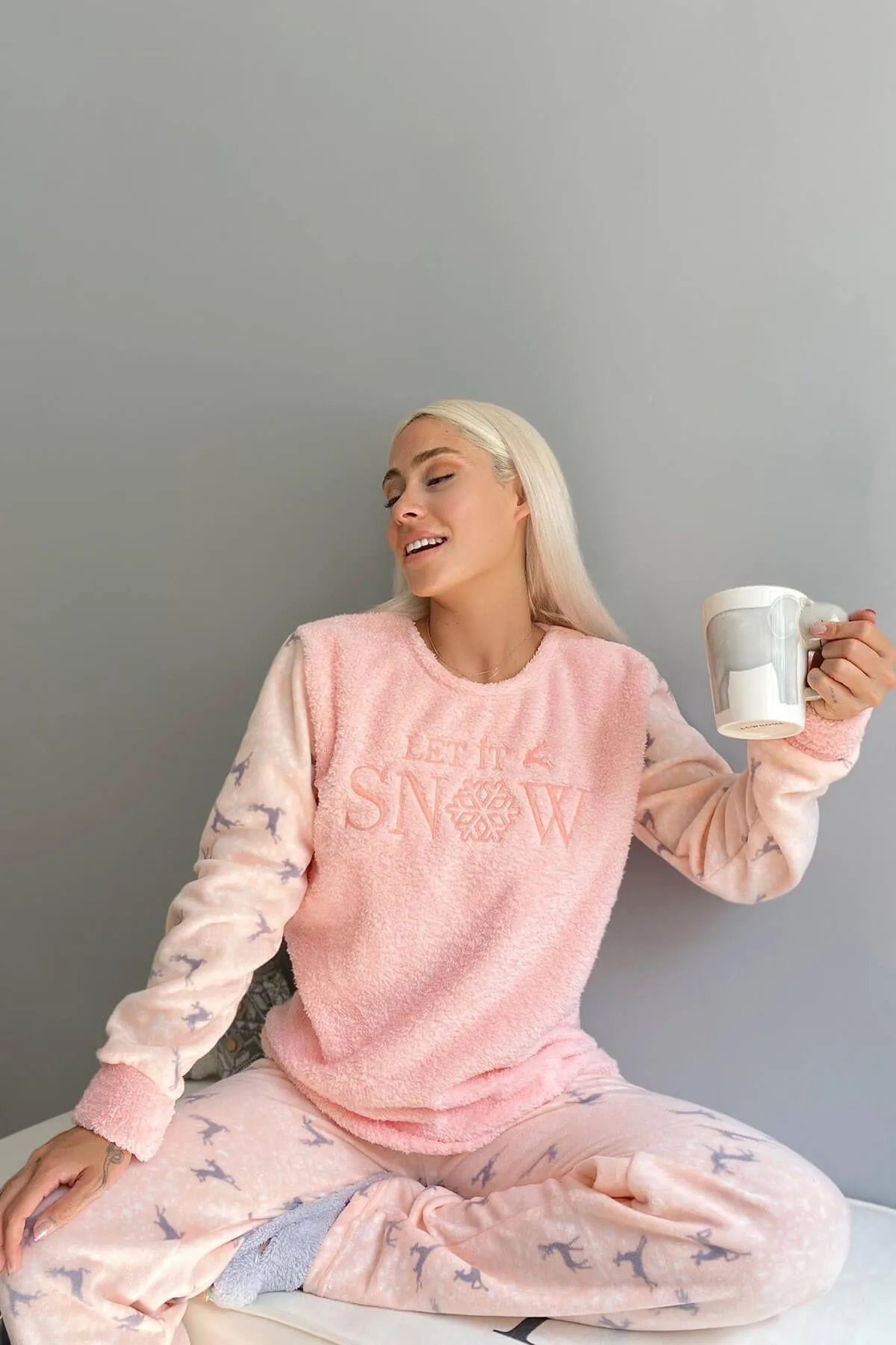 Pijamaevi  Lachsfarbenes Let It Snow-gemustertes Plüsch-Pyjama-Set für Damen