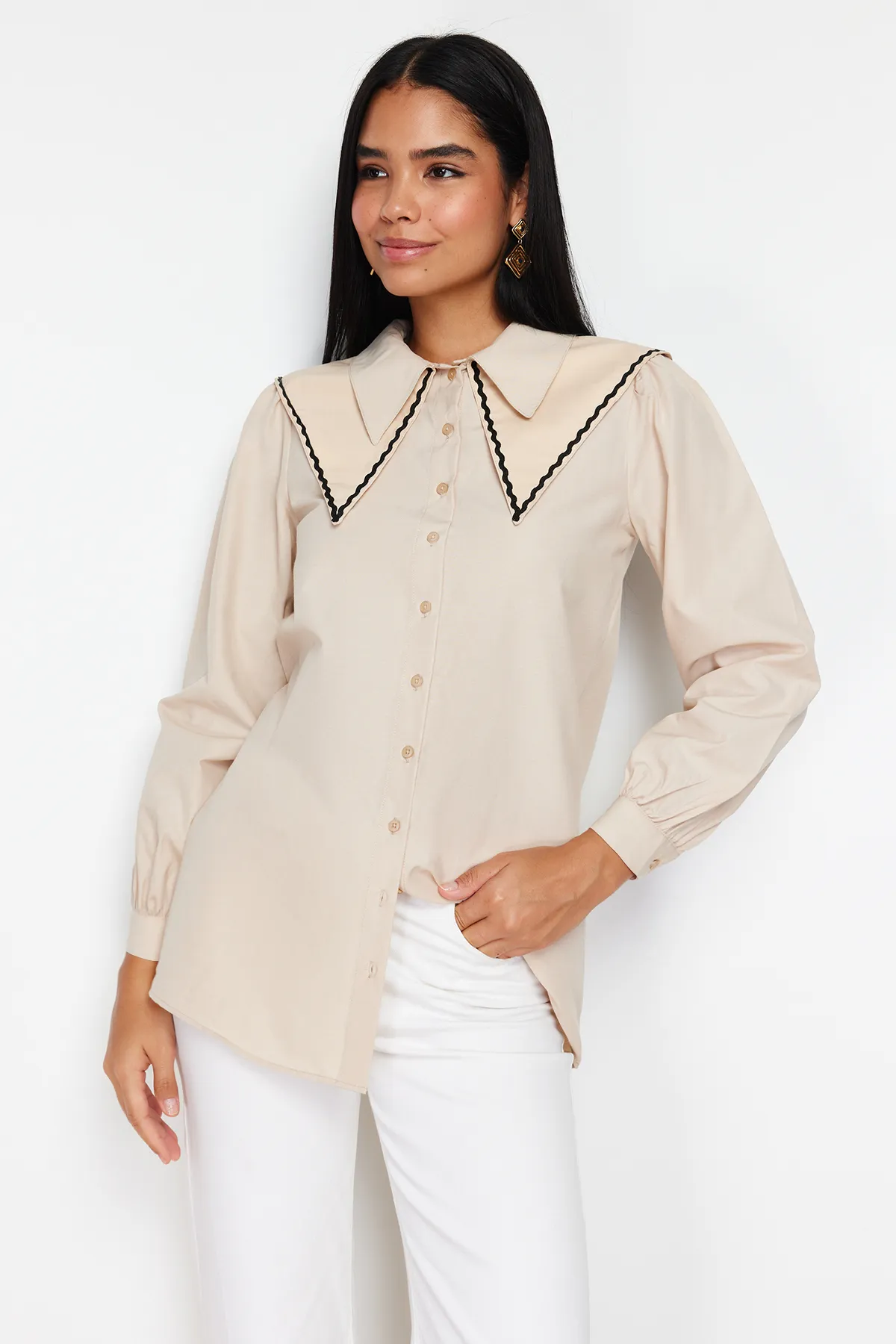 Trendyol Modest  Baumwoll-Gewebtes Hemd mit Steinkragen und Detail TCTSS24TG00009