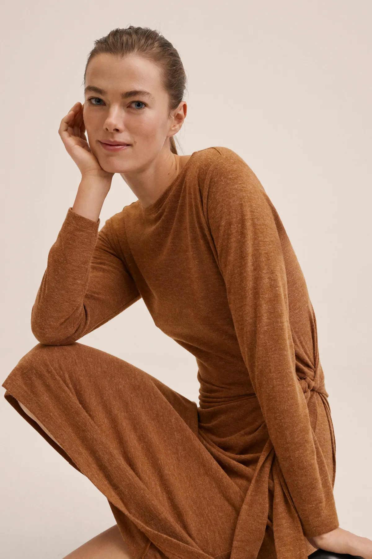 MANGO  27053255 Kleider und Overalls Tabakbraun