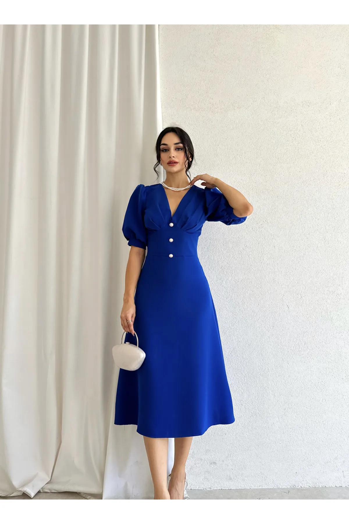 Afiş Butik  Saks Blaues Midikleid mit dünnen Knöpfen und halblangen Ärmeln