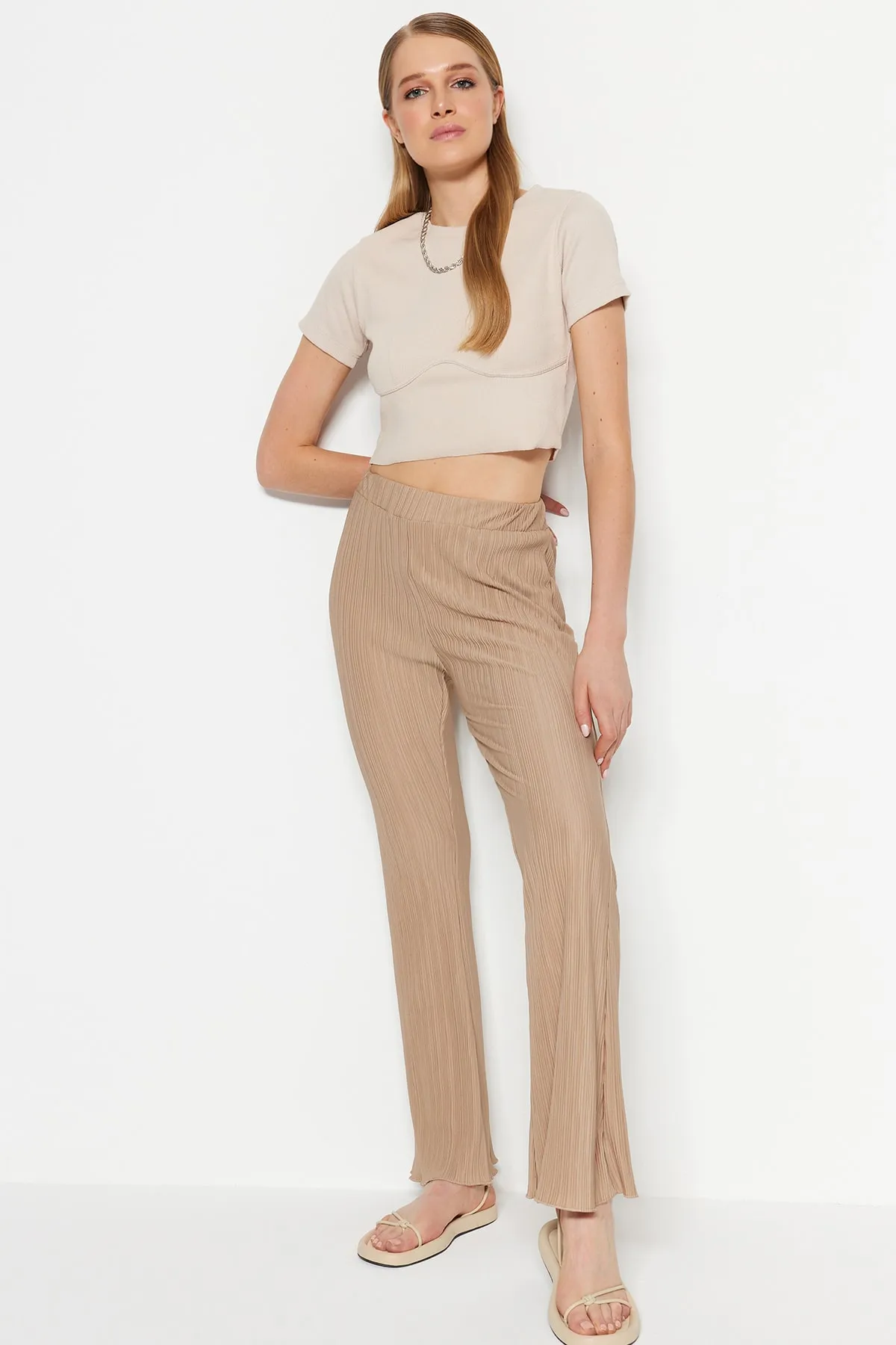 Trendyol Collection  Nerzfarbene, plissierte, ausgestellte/spanische Strickhose mit hoher Taille TWOSS23PL00115