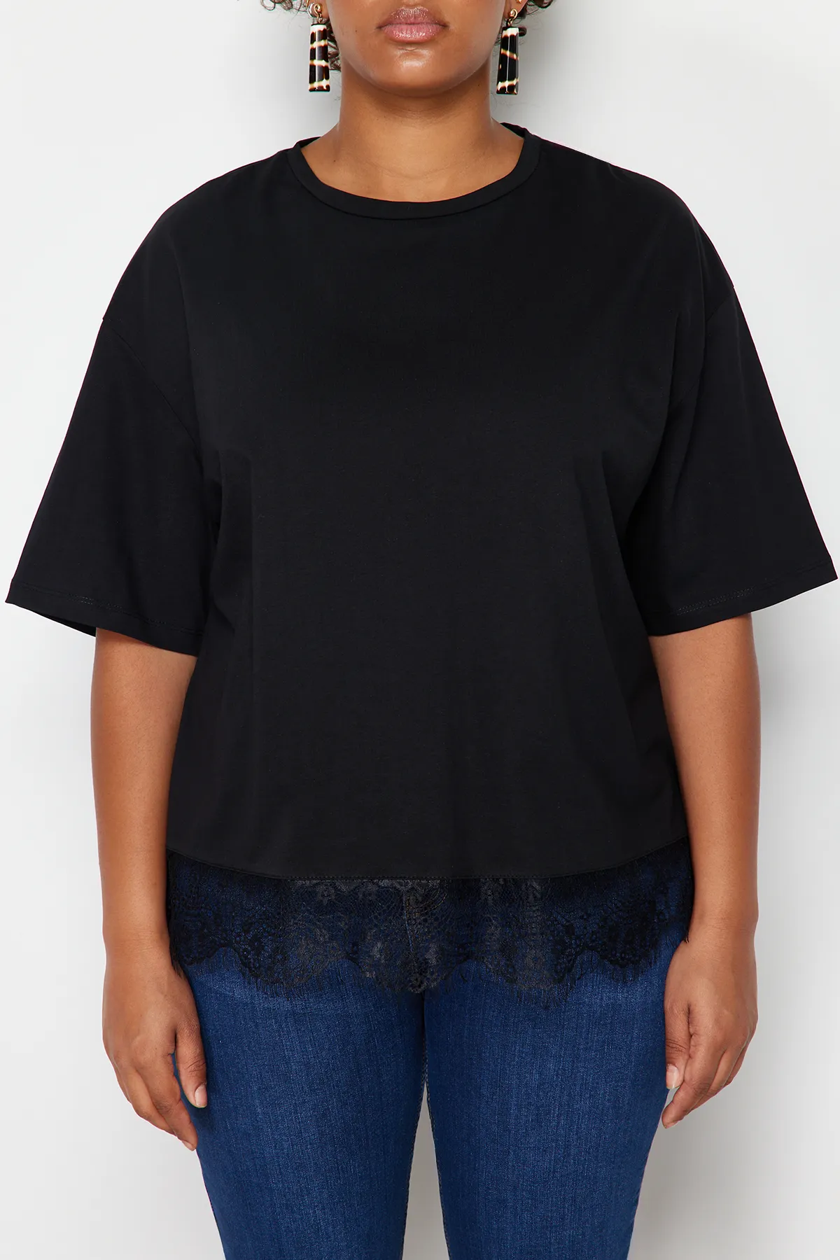 Trendyol Curve  Schwarzes Spitzen-Strick-T-Shirt TBSSS24BF00009