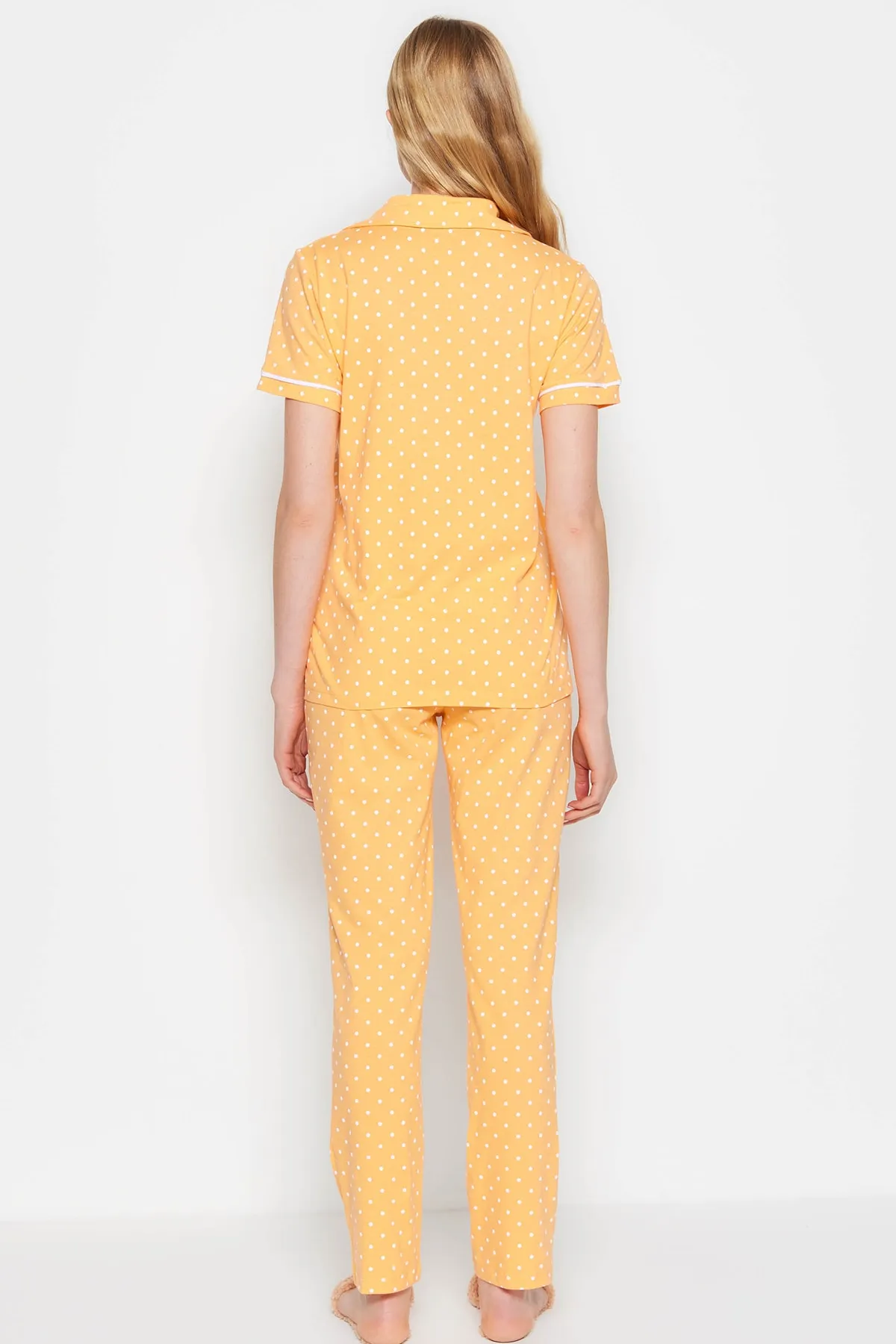 Trendyol Collection  Pfirsichfarbenes Strick-Pyjama-Set aus 100 % Baumwolle mit Paspelierung, gepunktetem Hemd und Hose THMSS20PT0304