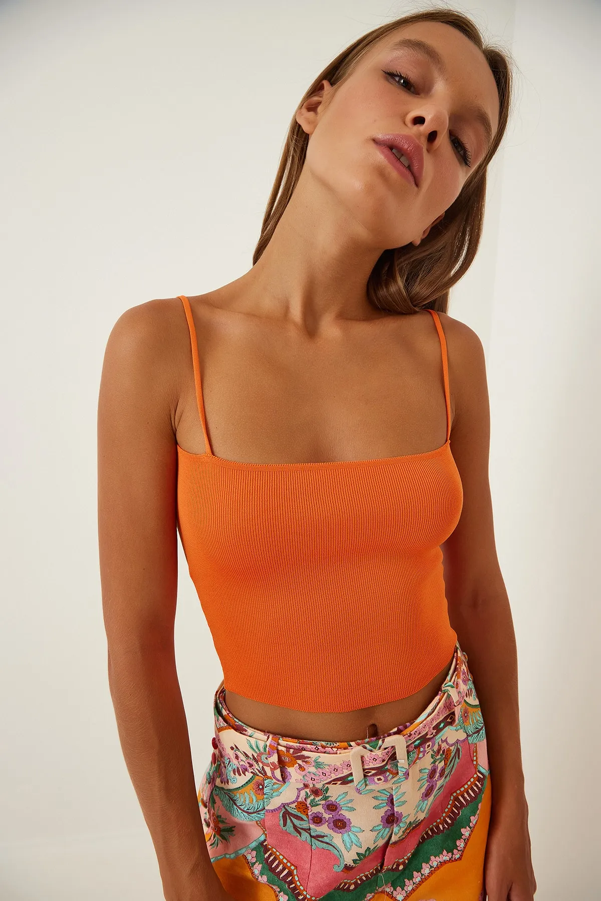 Happiness İstanbul  Orangefarbene kurze Strickbluse mit Seilträgern für Damen MT00095