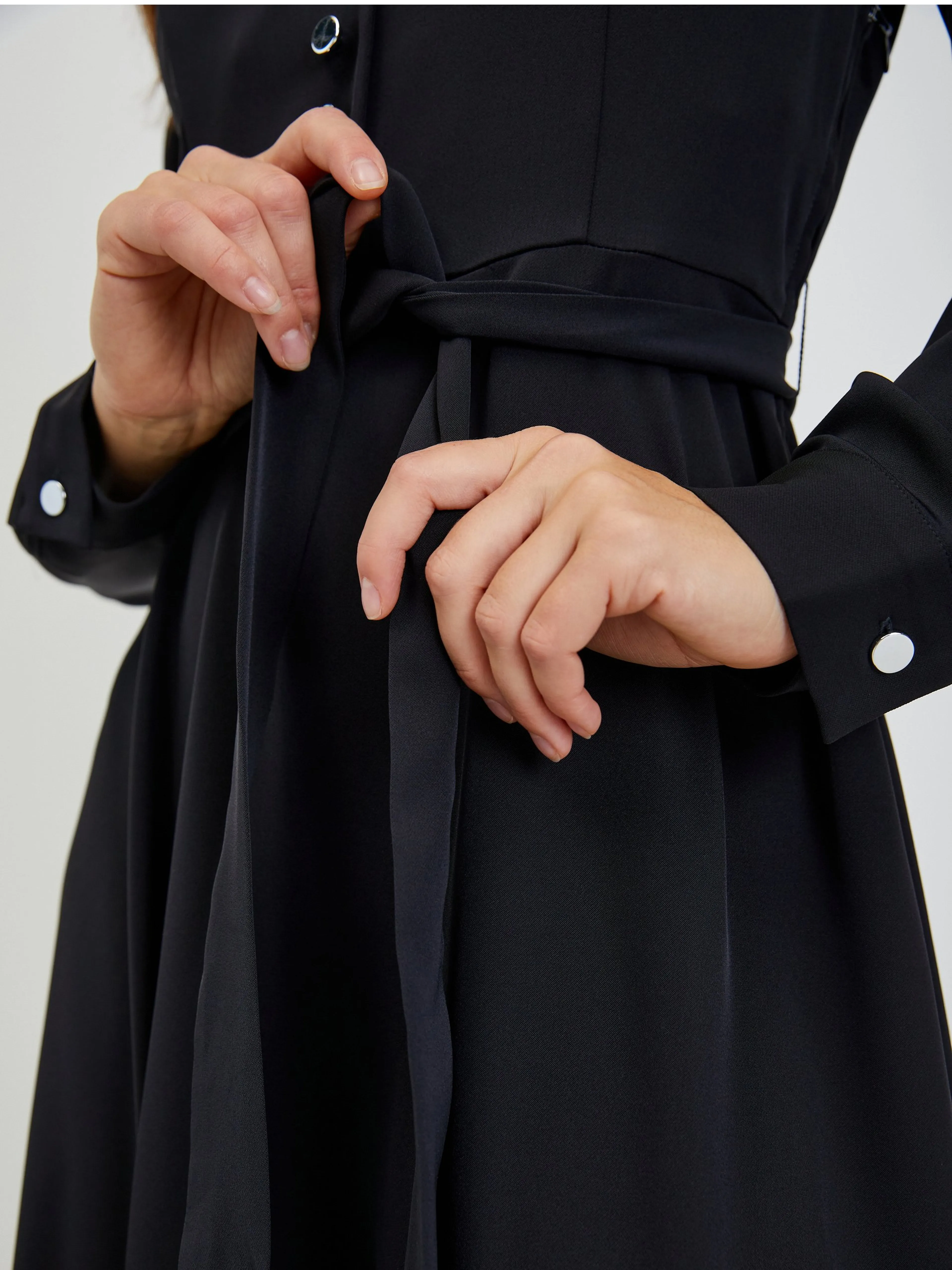 Schwarzes Damenkleid mit Bindung ORSAY