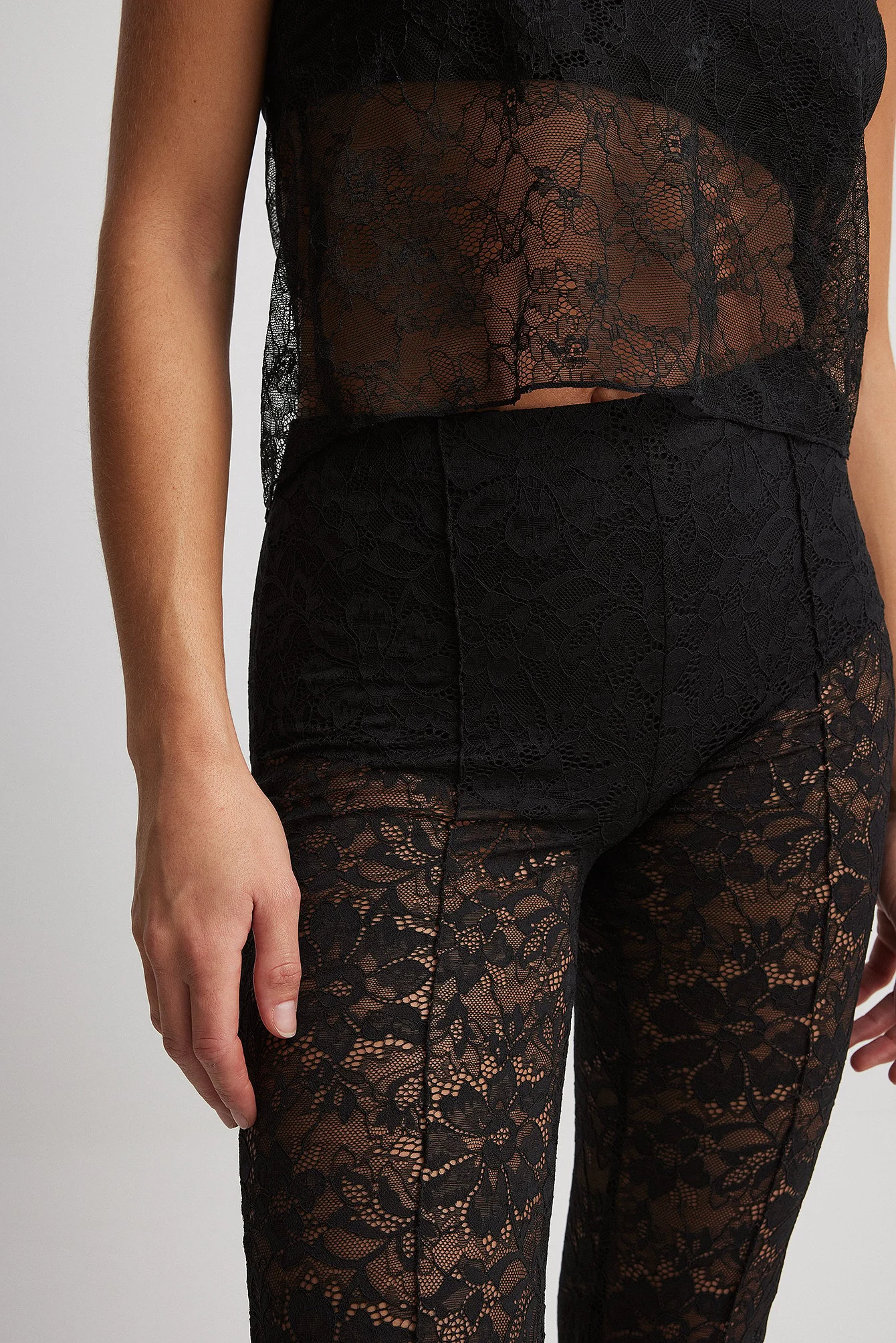Ausgestellte Hose mit Spitze und mittlerer Taille