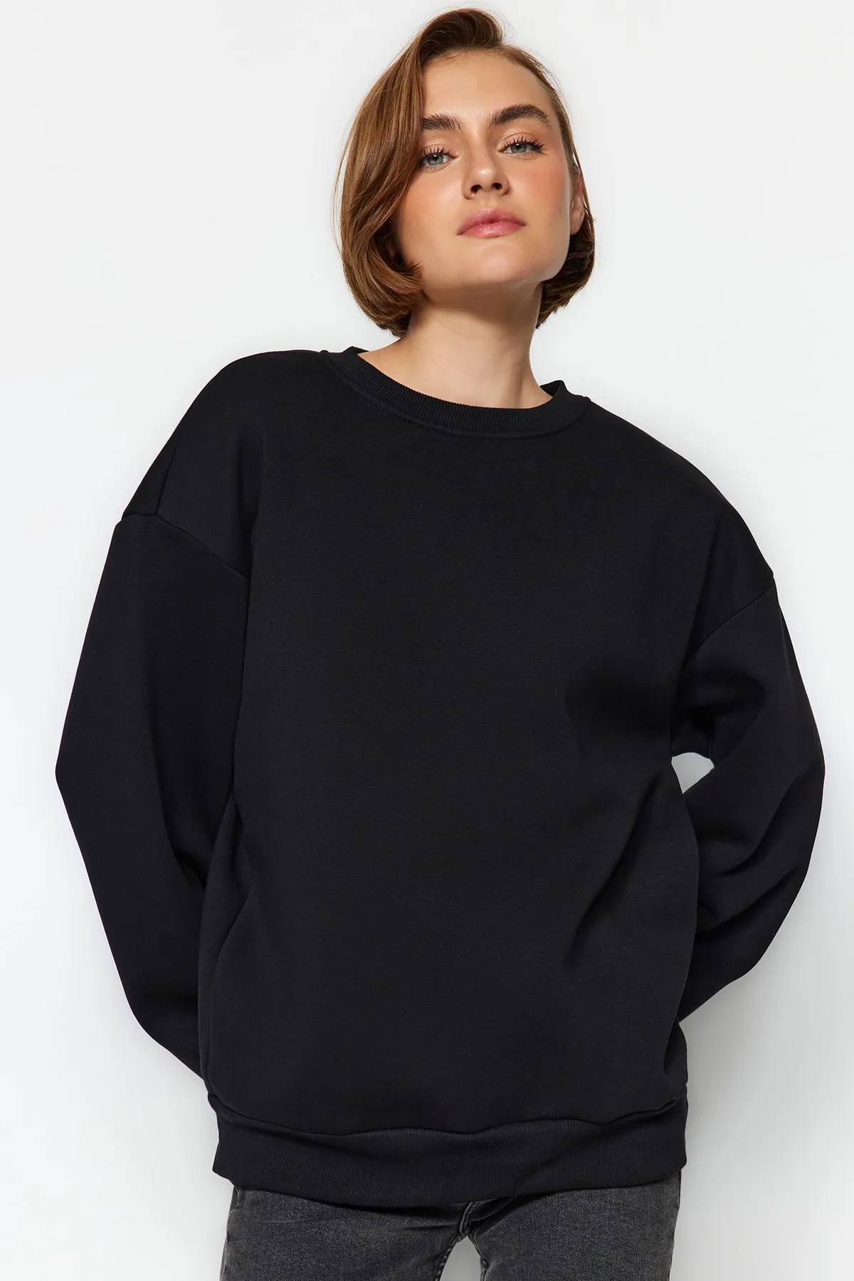 Trendyol Collection  Schwarzes Oversize/Bol Cut Rundhals-Sweatshirt aus dickem Fleece mit Innenfutter TWOAW24SW00102