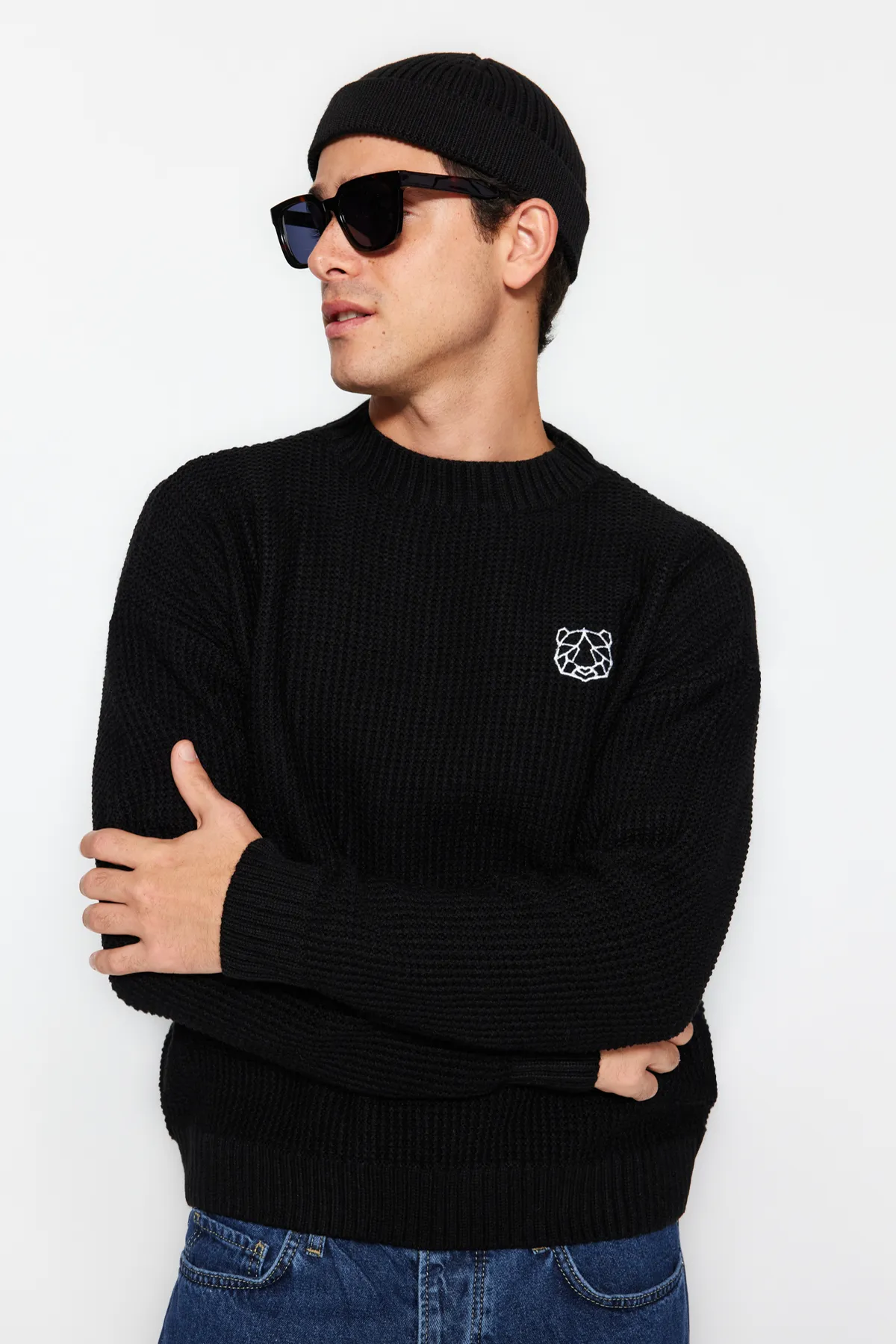Trendyol Collection  Schwarzer Strickpullover mit Rundhalsausschnitt und bestickter Oversize-Passform, weiter Passform TMNAW24KZ00032