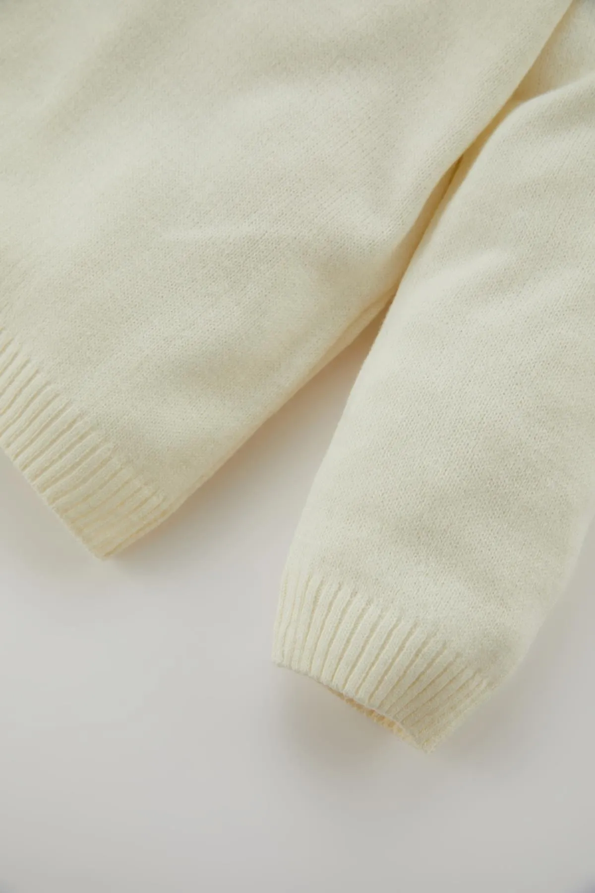 DeFacto  Baby-Mädchen-Pullover mit normaler Passform und Rundhalsausschnitt