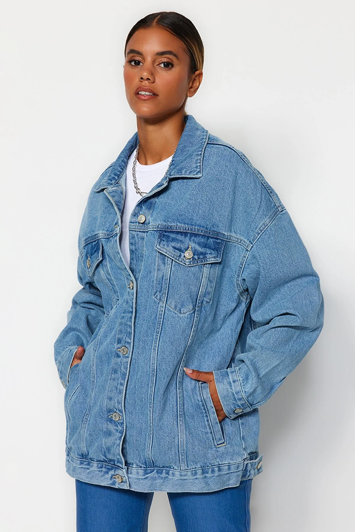 Trendyol Collection  Blaue Oversize-Trucker-Jeansjacke TWOAW23CE00189