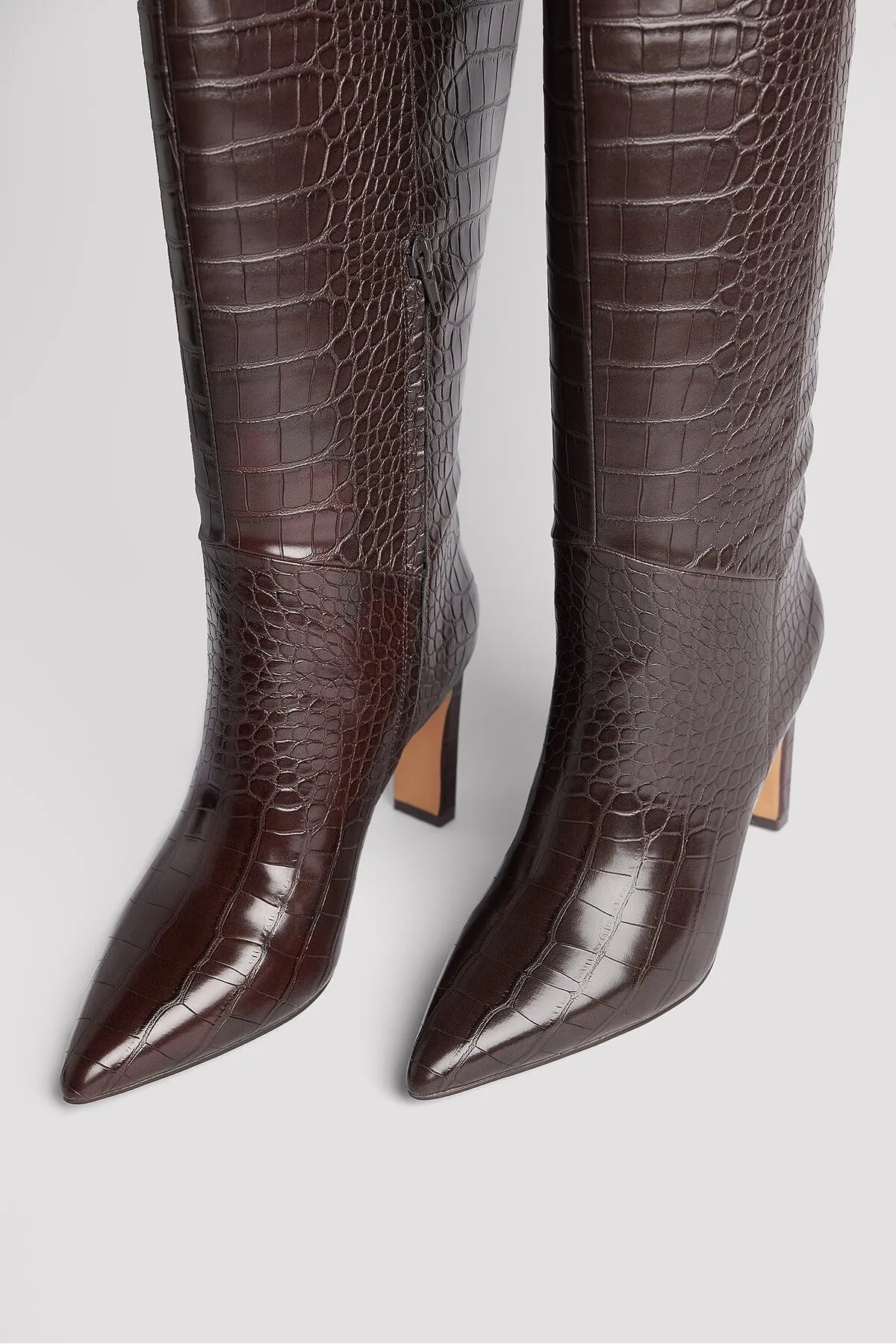 NA-KD  Stiefel mit spitzer Zehenpartie und Krokodilmuster