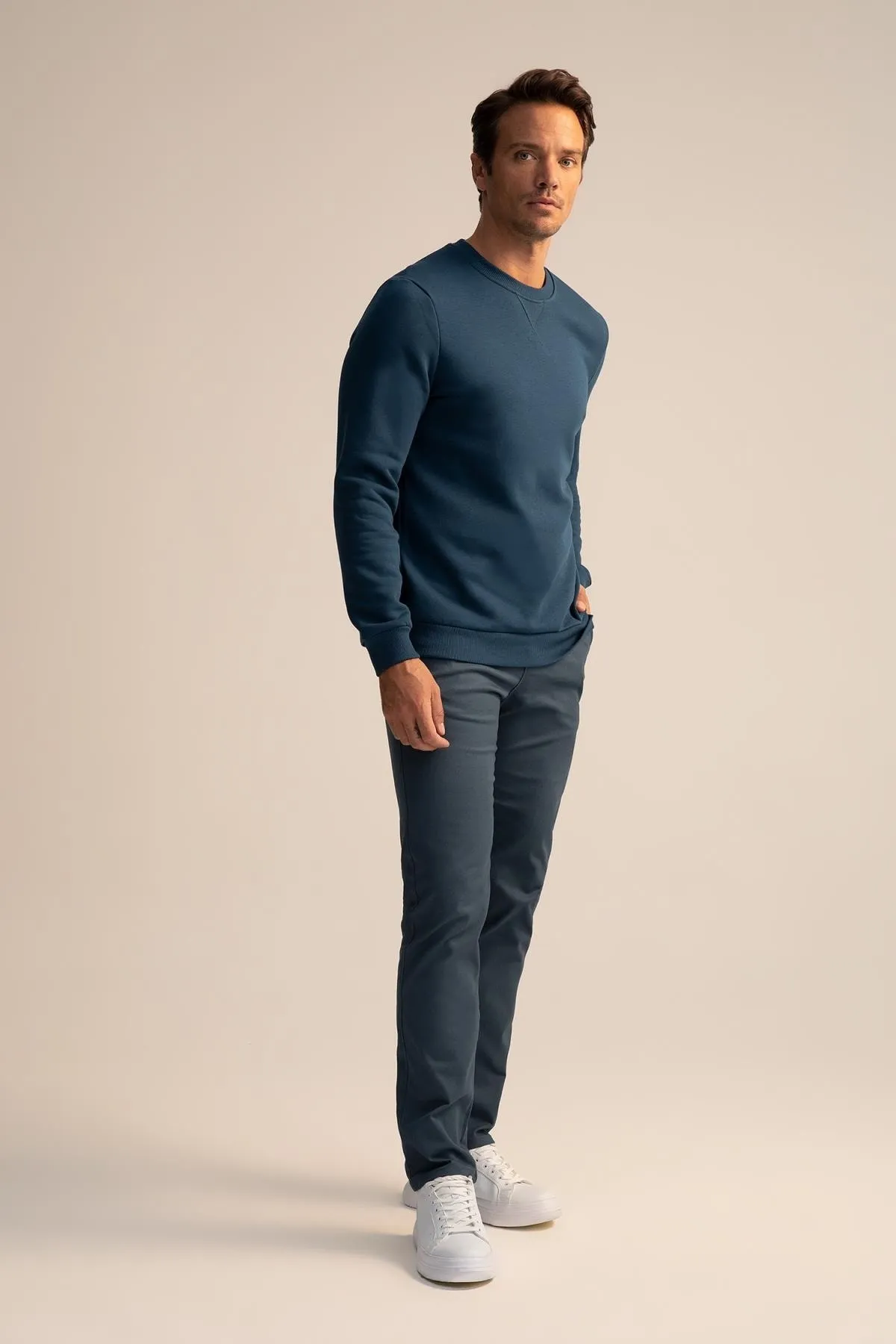 DeFacto  Basic-Sweatshirt aus Baumwolle mit normaler Passform und Rundhalsausschnitt