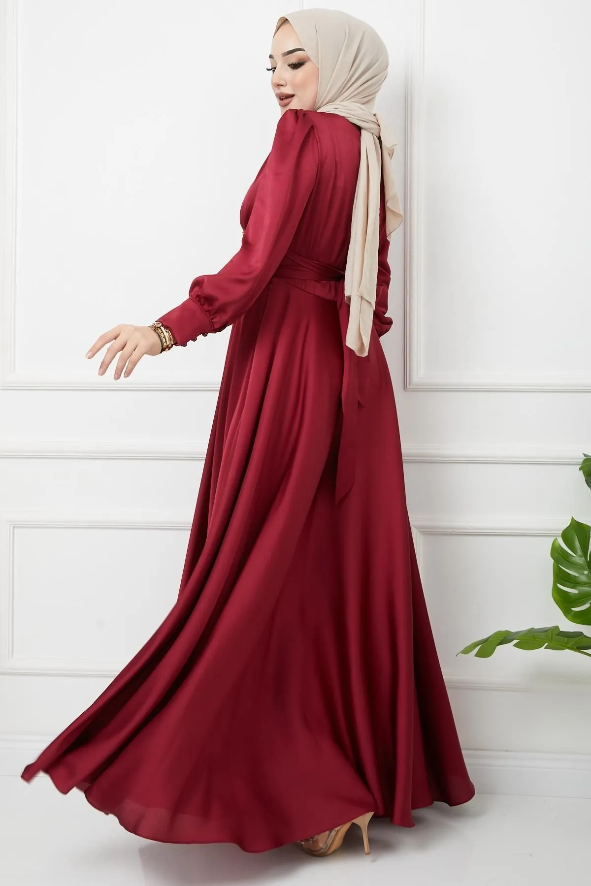 Olcay  Abendkleid mit Taillenfalten und Gürtel, CLARET 1595