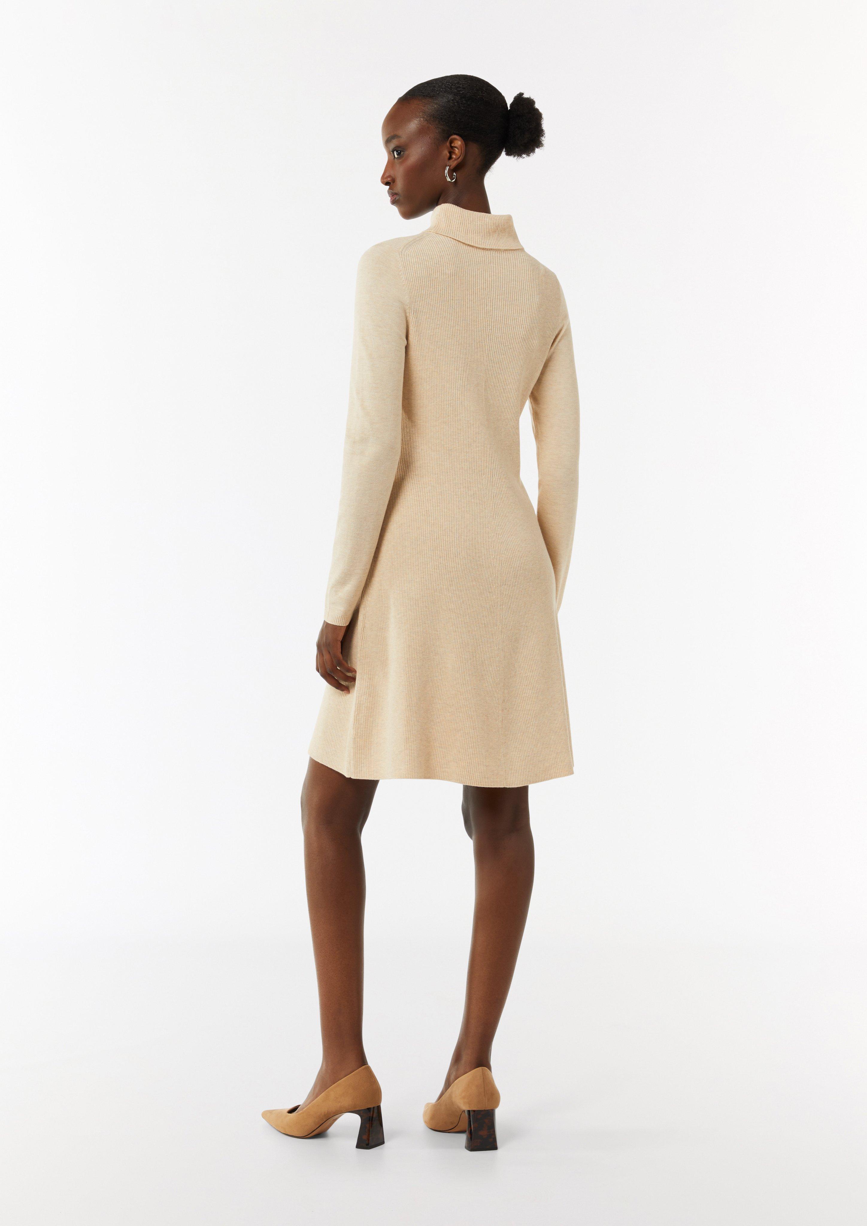 Ausgestelltes Rippstrickkleid mit Turtleneck - beige