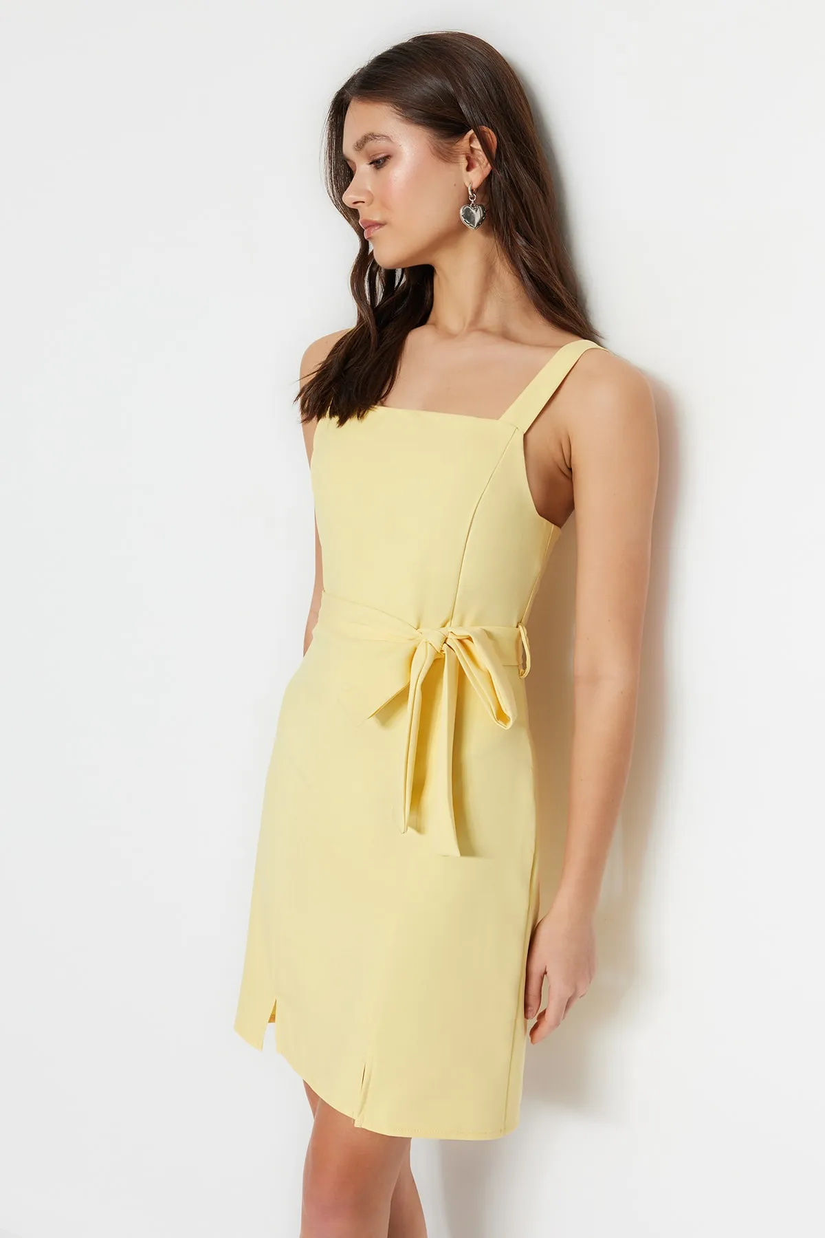 Trendyol Collection  Gelbes, gerade geschnittenes Mini-Webkleid mit Schlitz und quadratischem Ausschnitt und Gürtel TWOSS20EL0977