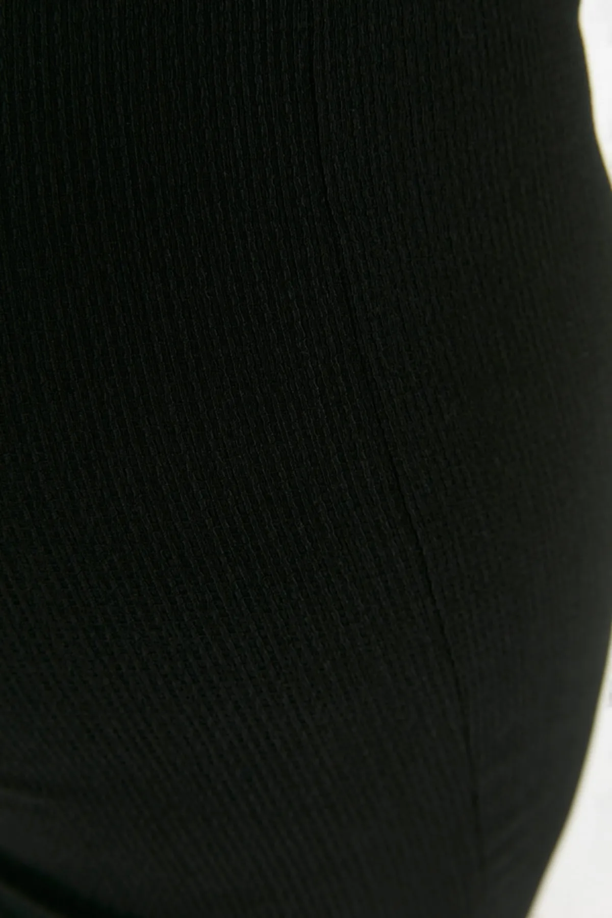 Trendyol Curve  Schwarze Strickhose mit spanischem Bein und hoher Taille TBSSS22PL0416