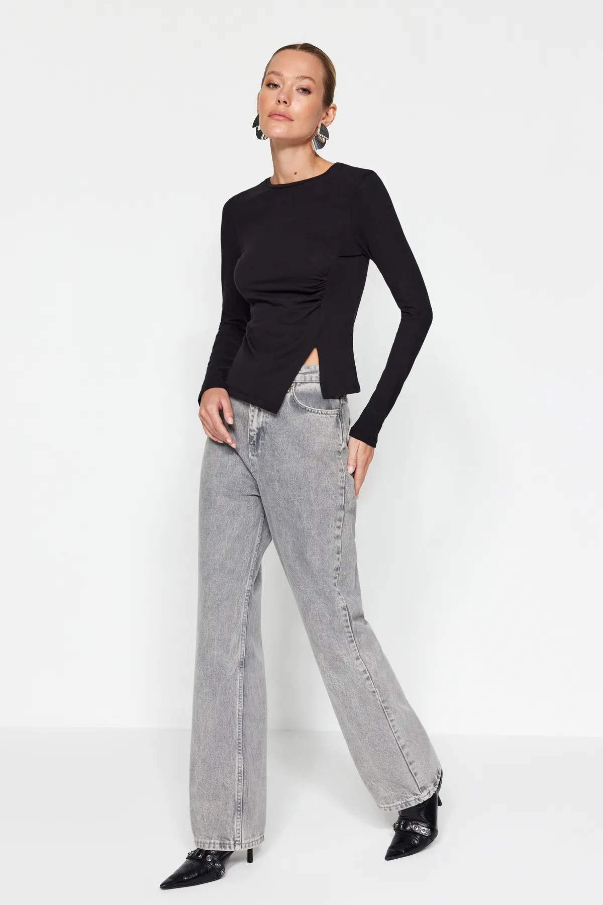Trendyol Collection  Schwarze Strickbluse aus Baumwolle mit gerafftem Rundhalsausschnitt und einfachem Schlitz und detailliertem Schnitt TWOAW24BZ00388