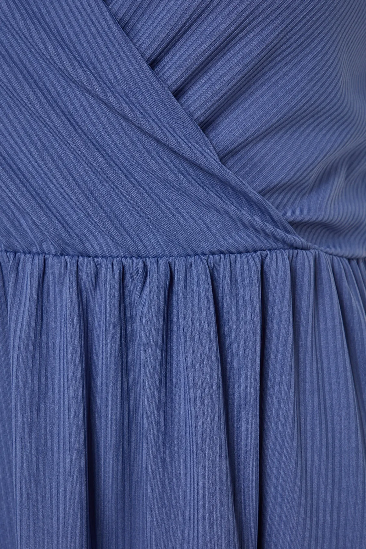 Trendyol Curve  Indigofarbenes Volant-Strickkleid mit V-Ausschnitt TBBSS23AH00030