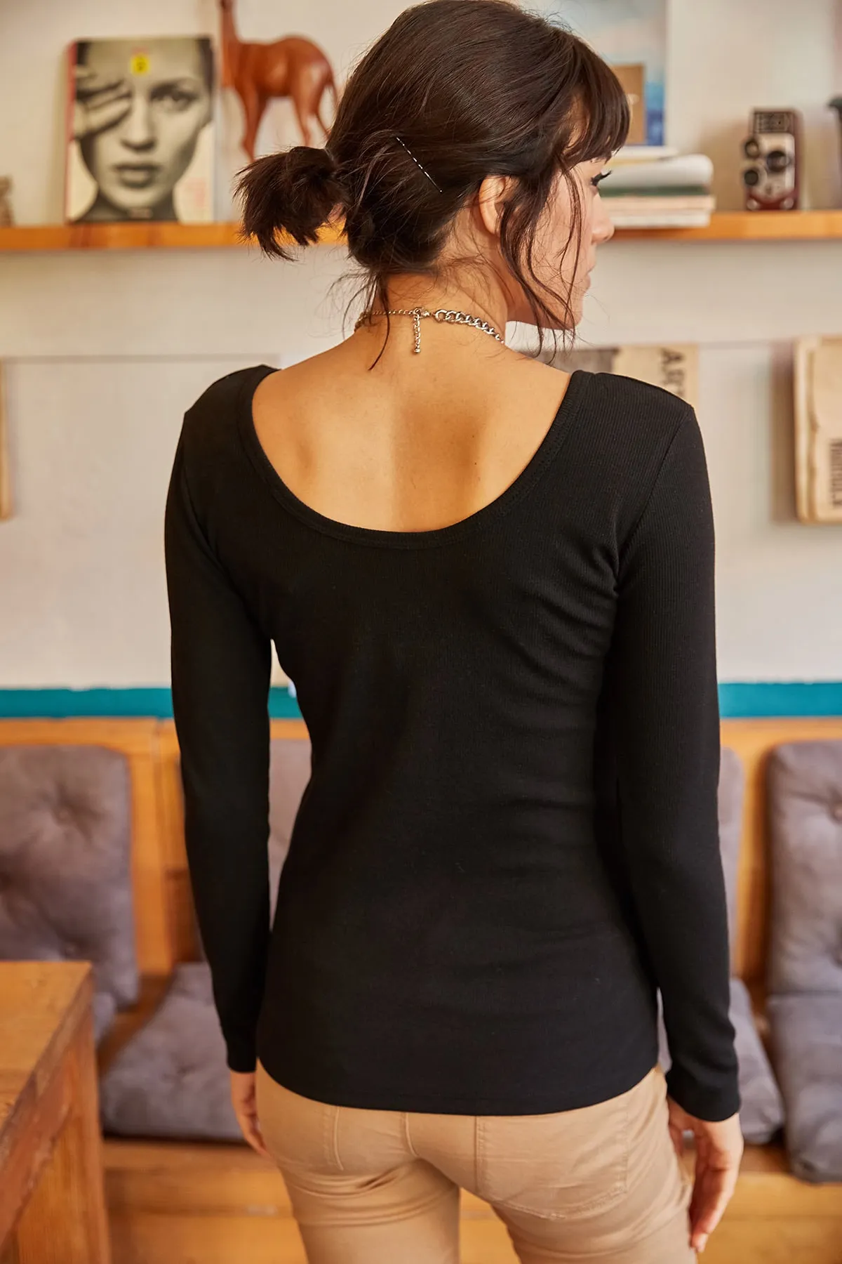 Olalook  Schwarze Camisole-Bluse mit weitem Kragen für Damen BLZ-19000722