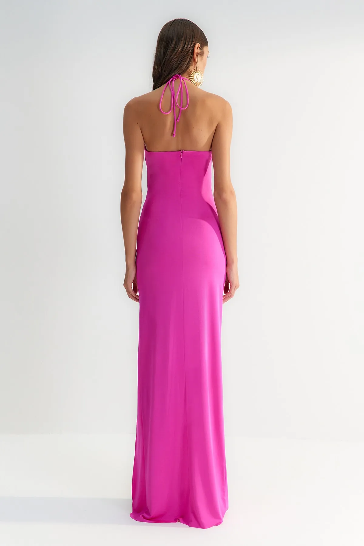 Trendyol Collection  X Zeynep Tosun Fuchsiafarbenes, figurbetontes Abend- und Abschlusskleid mit Sonnen-Accessoire-Details TCLSS23AE00003
