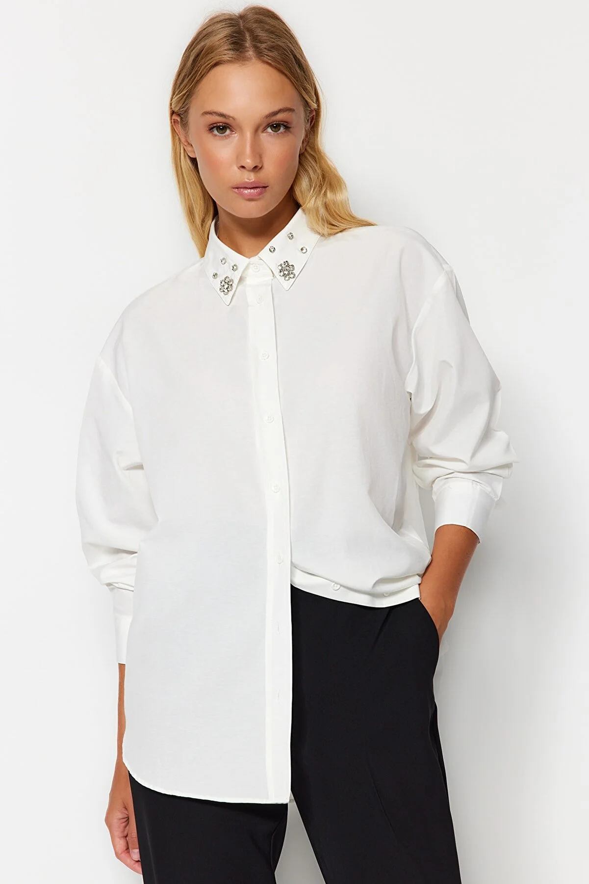 Trendyol Collection  Ecrufarbenes, gewebtes Oversize-Hemd mit Steinkragendetail TWOAW24GO00168
