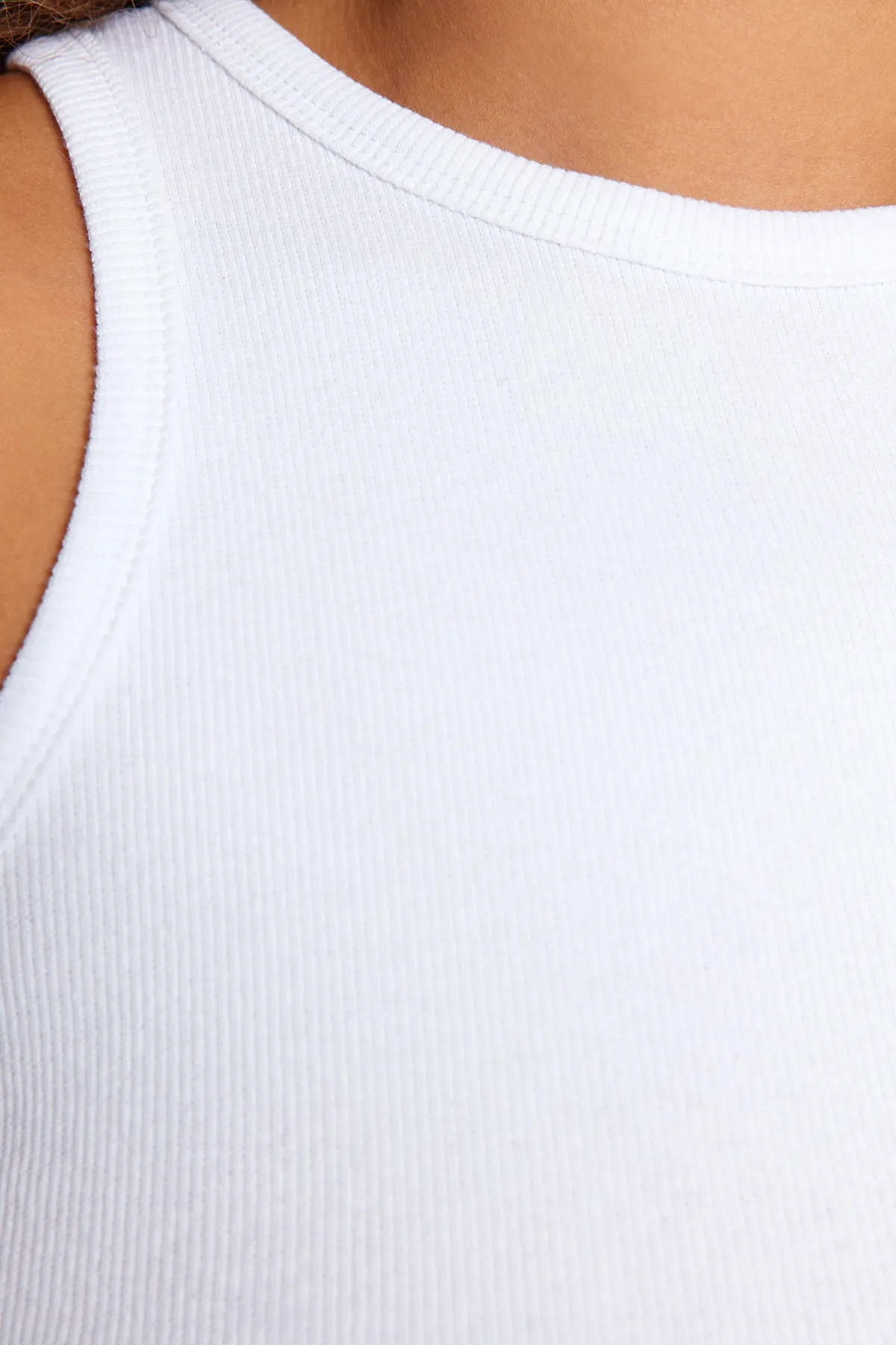 Trendyol Curve  Weißes Basic-Strick-Tanktop mit Neckholder-Kragen TBBSS23CV00001