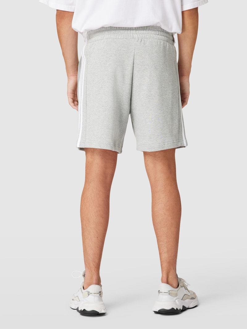 Sweatshorts mit Label-Stitching in hellgrau meliert