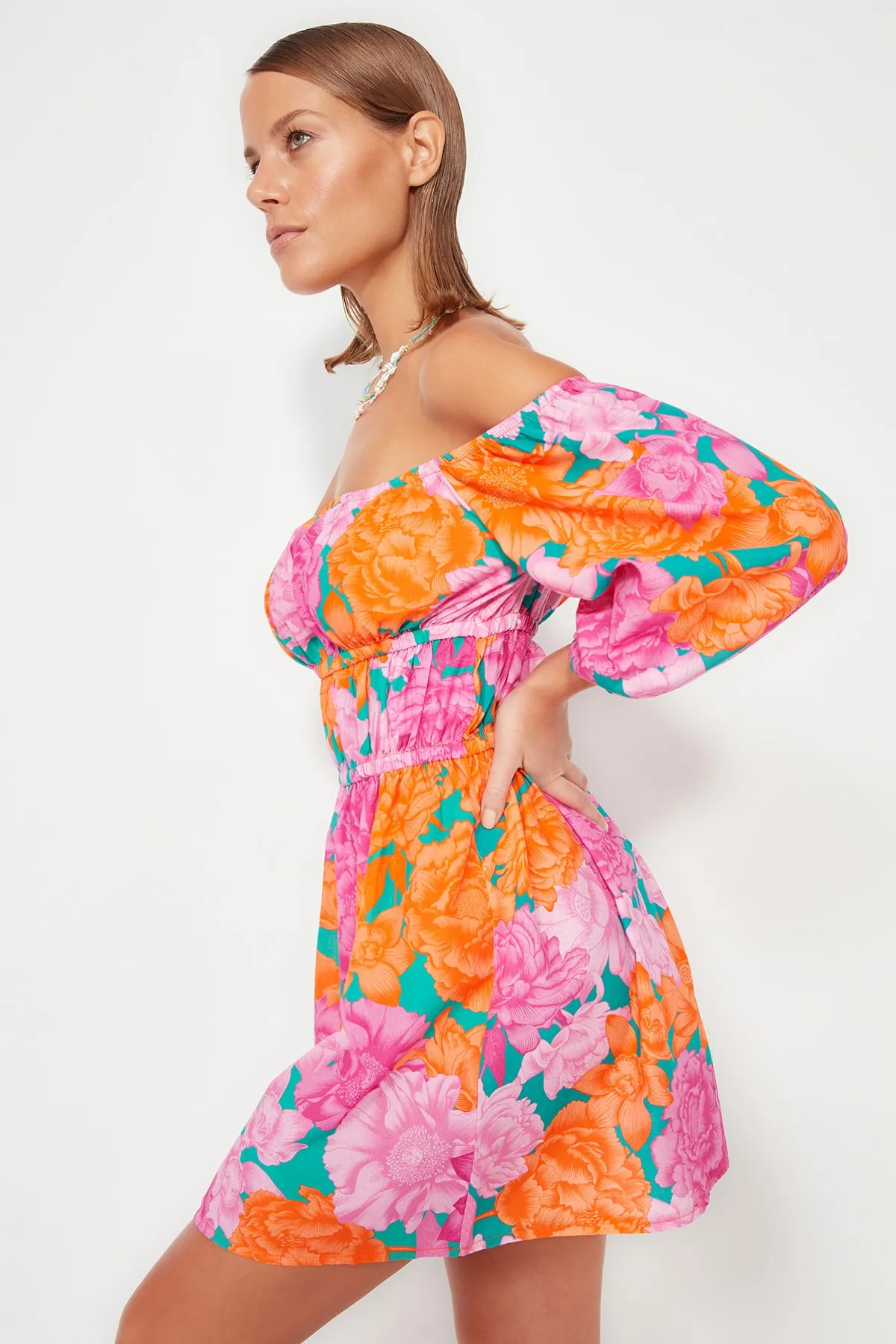 Trendyol Collection  Gerafftes Mini-Strandkleid aus 100 % Baumwolle mit Blumenmuster TBESS23EL00113