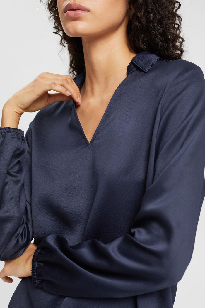 Satinbluse aus Strukturqualität
