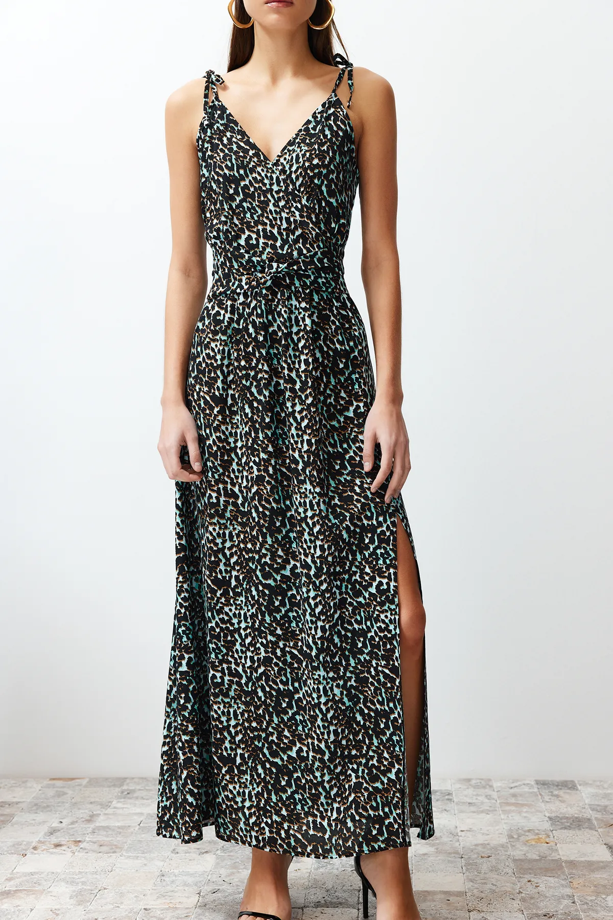 Trendyol Collection  Blaues Maxi-Webkleid mit Leopardenmuster, A-Linien-Schlitz und detailliertem Detail TWOSS23EL01892
