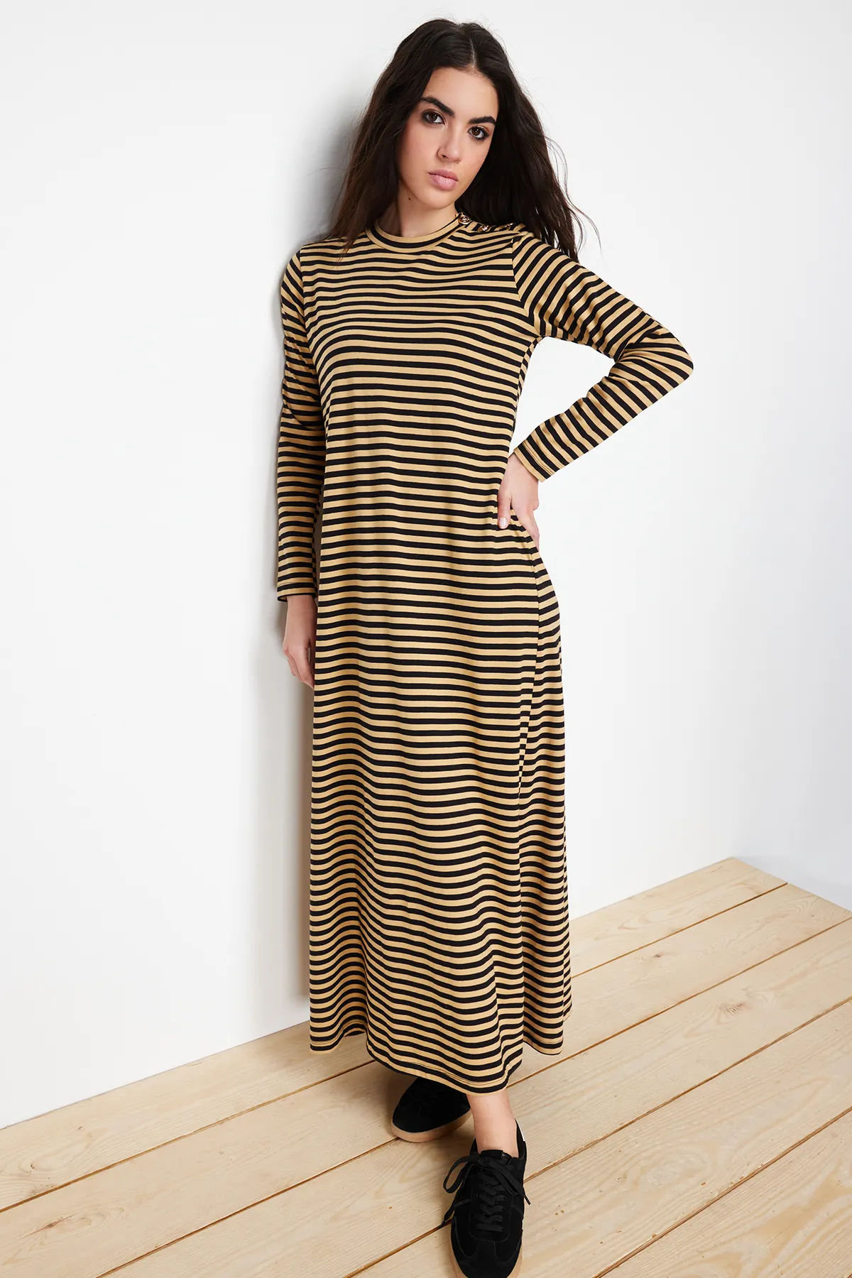 Trendyol Modest  Beigefarbenes Strickkleid mit Schulterknöpfen und detaillierten Details TCTSS23EB00291