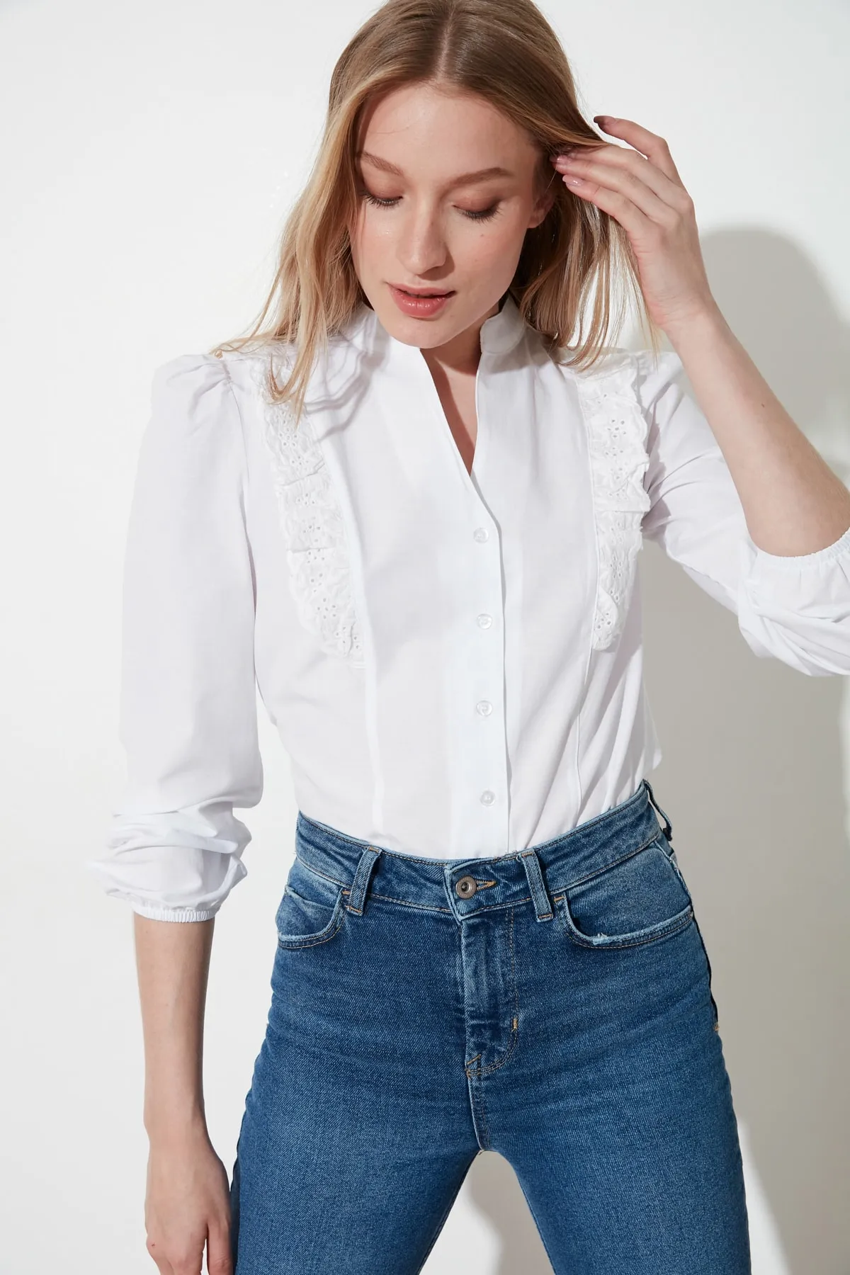 Trendyol Collection  Weißes Spitzenhemd aus Baumwolle - Regular Fit TWOSS20GO0044
