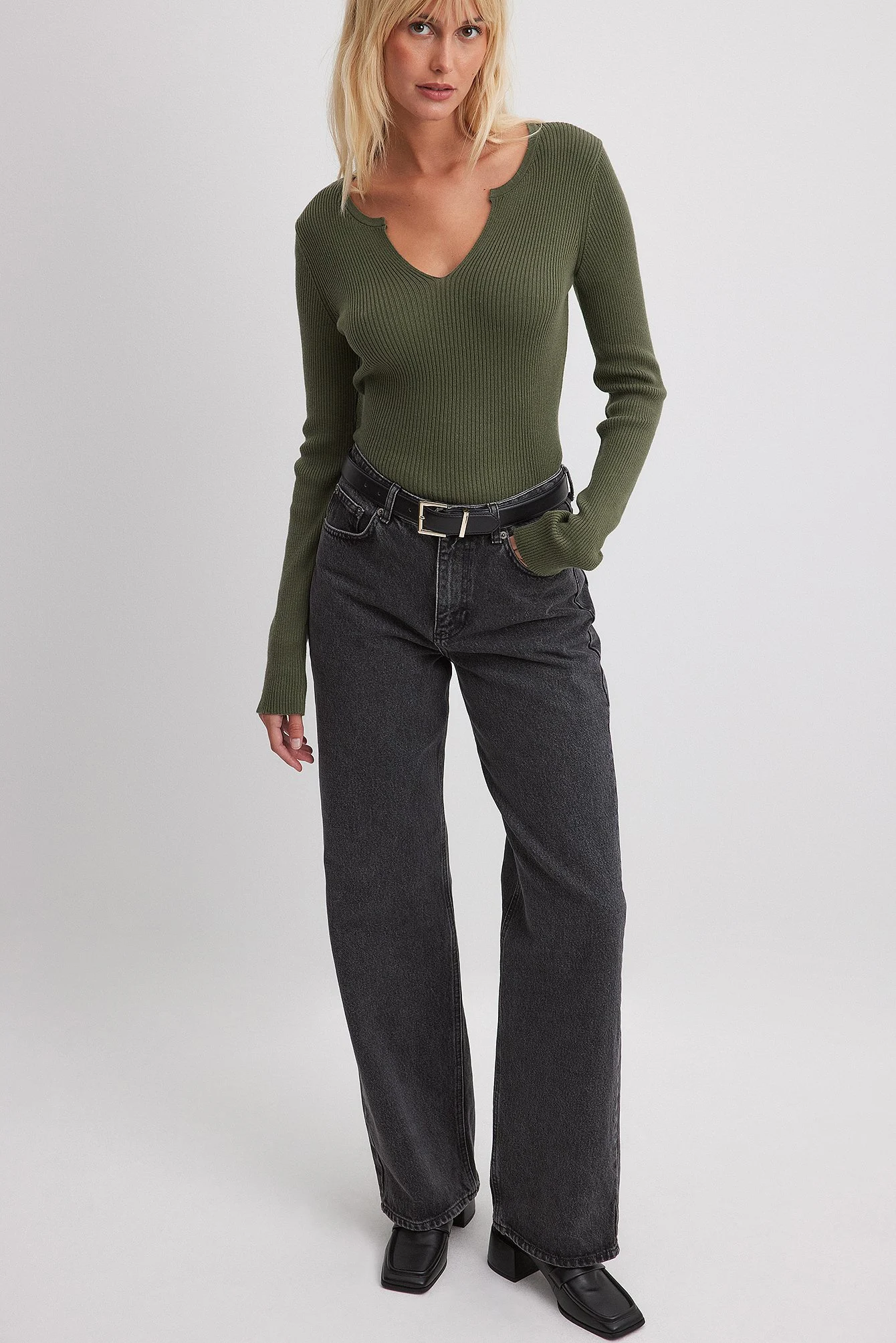Leichter Ripp-Strickpullover mit V-Detail