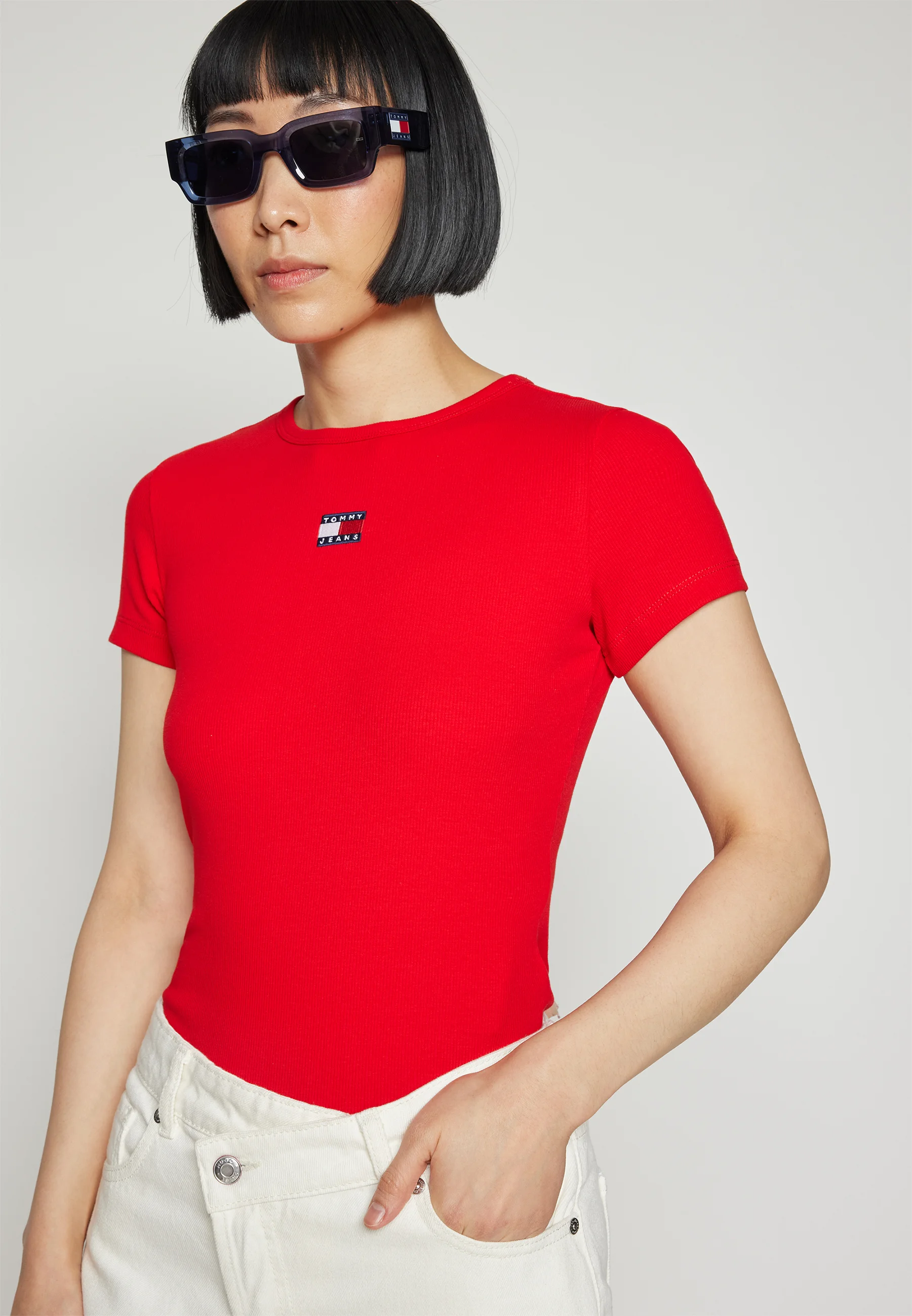 Tommy Jeans SLIM BADGE TEE - Camiseta con estampado