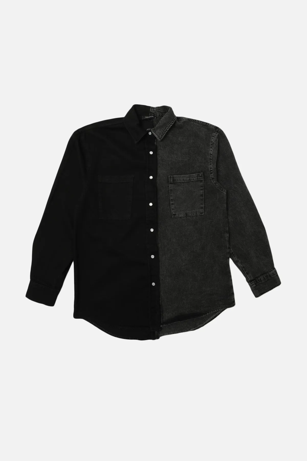 Trendyol Collection  Schwarzes Jeanshemd mit Farbblockdesign TWOAW22GO0127