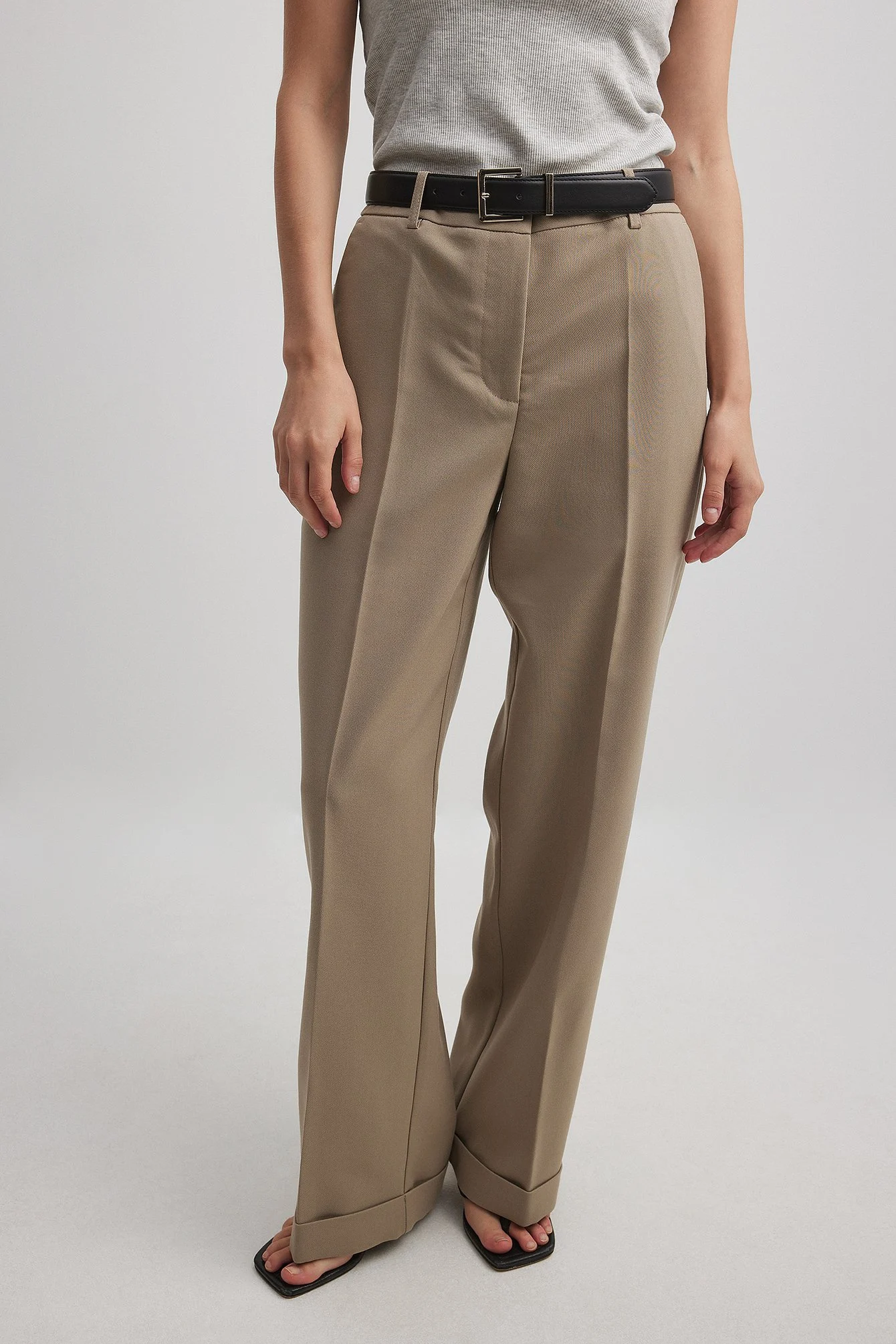 Hochgekrempelte Hose mit mittlerer Taille