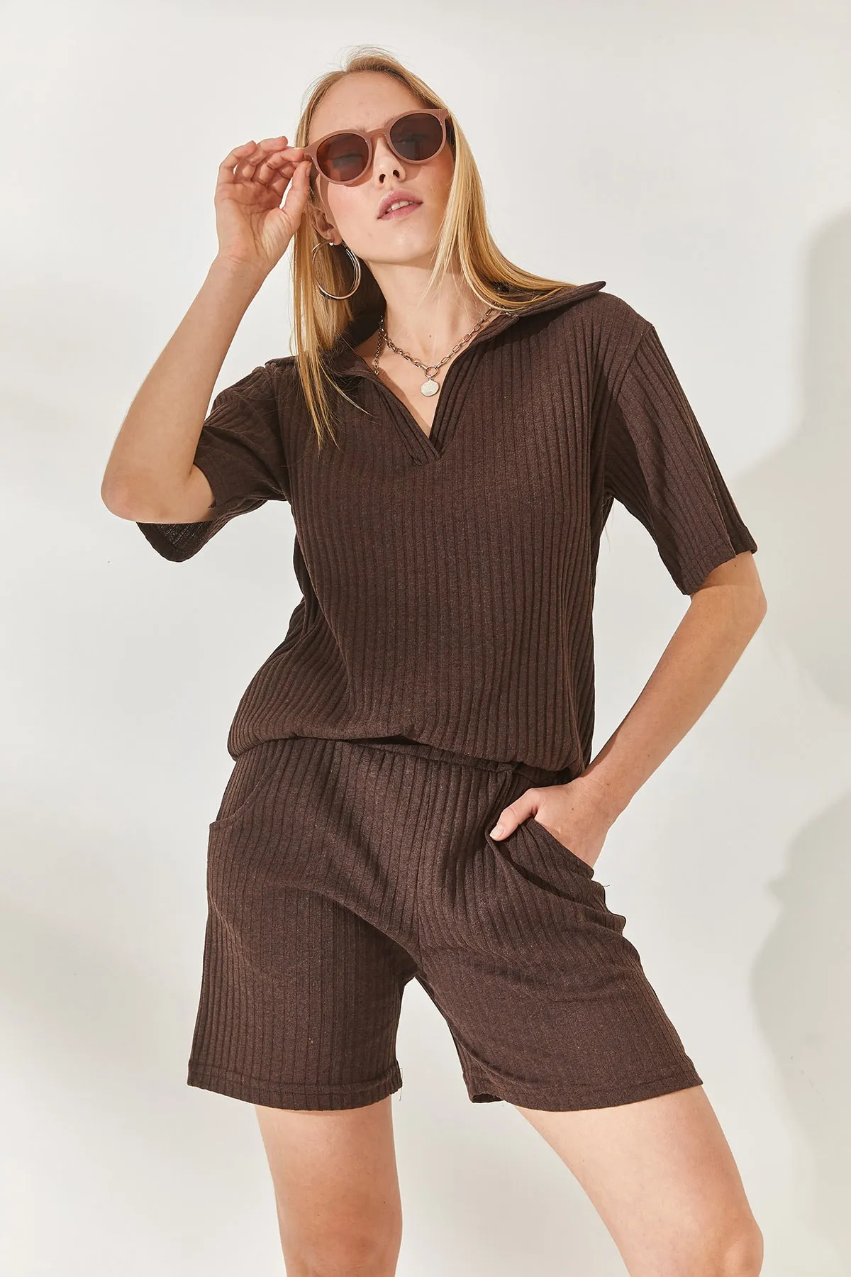 Olalook  Bitter Brown Geripptes Set mit Polokragen, Oberteil und Tasche sowie Shorts TKM-19000197