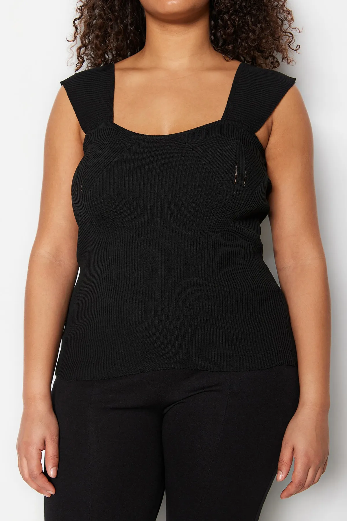 Trendyol Curve  Schwarze körpernahe, dünne Strickbluse mit herzförmigem Ausschnitt TBSSS23AF00021