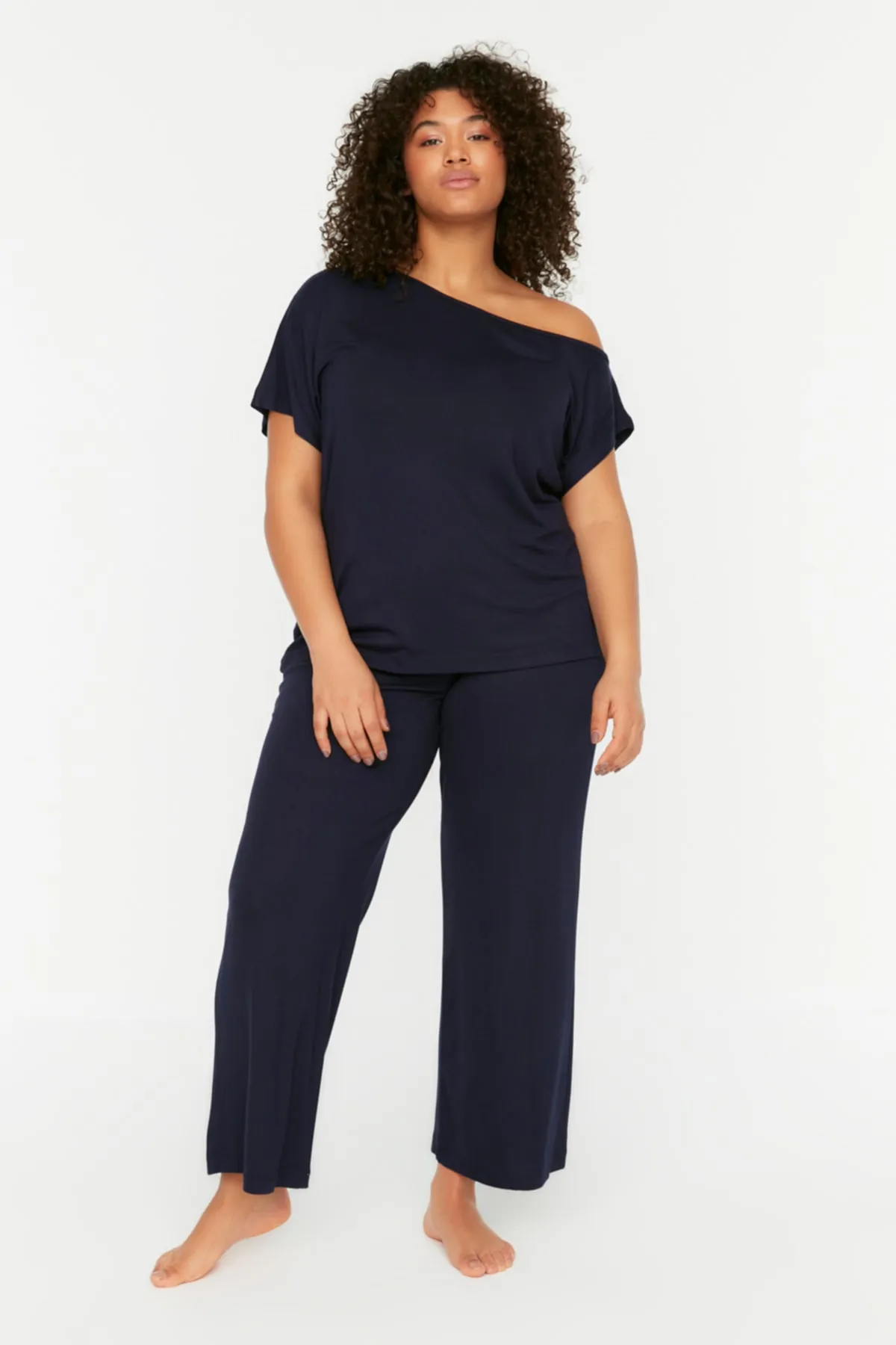 Trendyol Curve  Marineblaues Pyjama-Set aus Strick mit tiefen Schultern TBBSS22PT0570