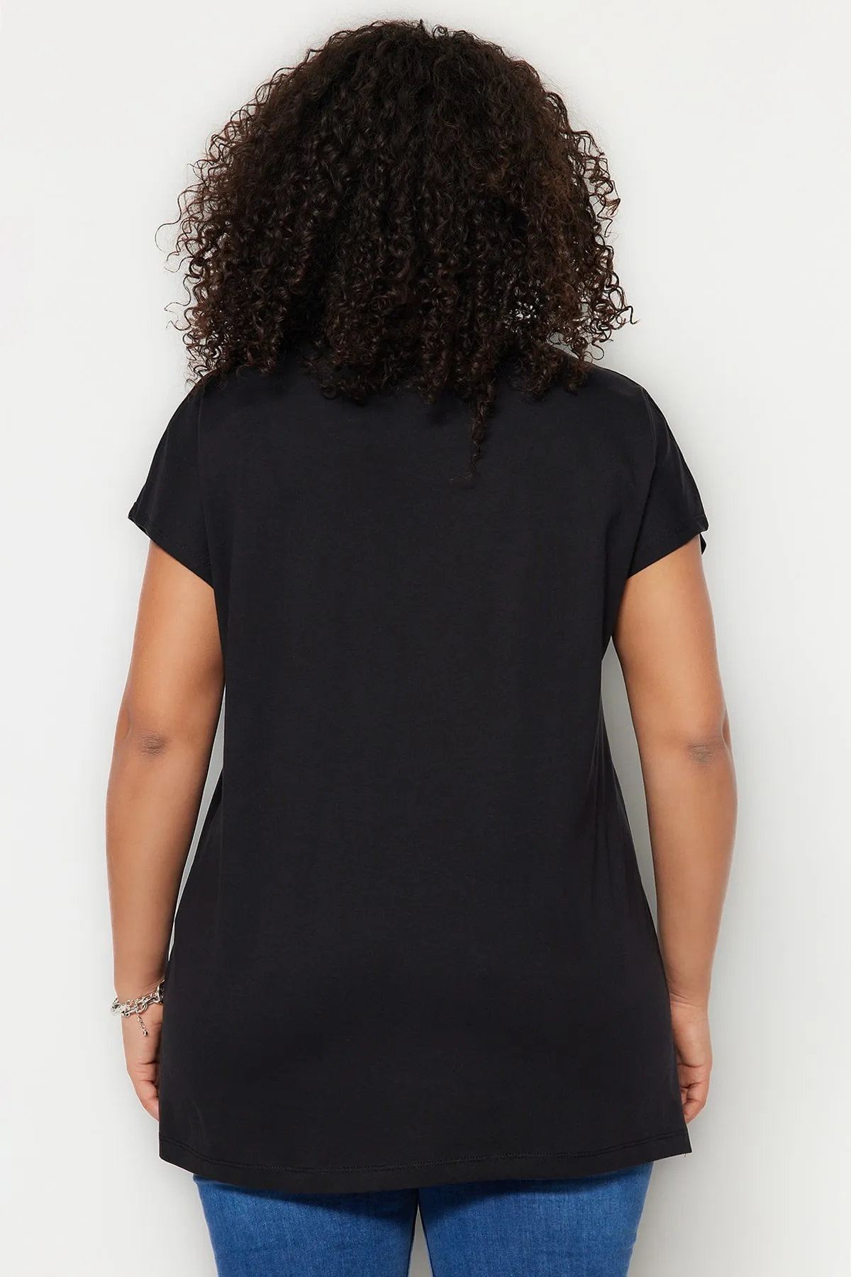 Trendyol Curve  Schwarzes Boyfriend-Strick-T-Shirt mit V-Ausschnitt und Schlitz TBBSS22BF0036