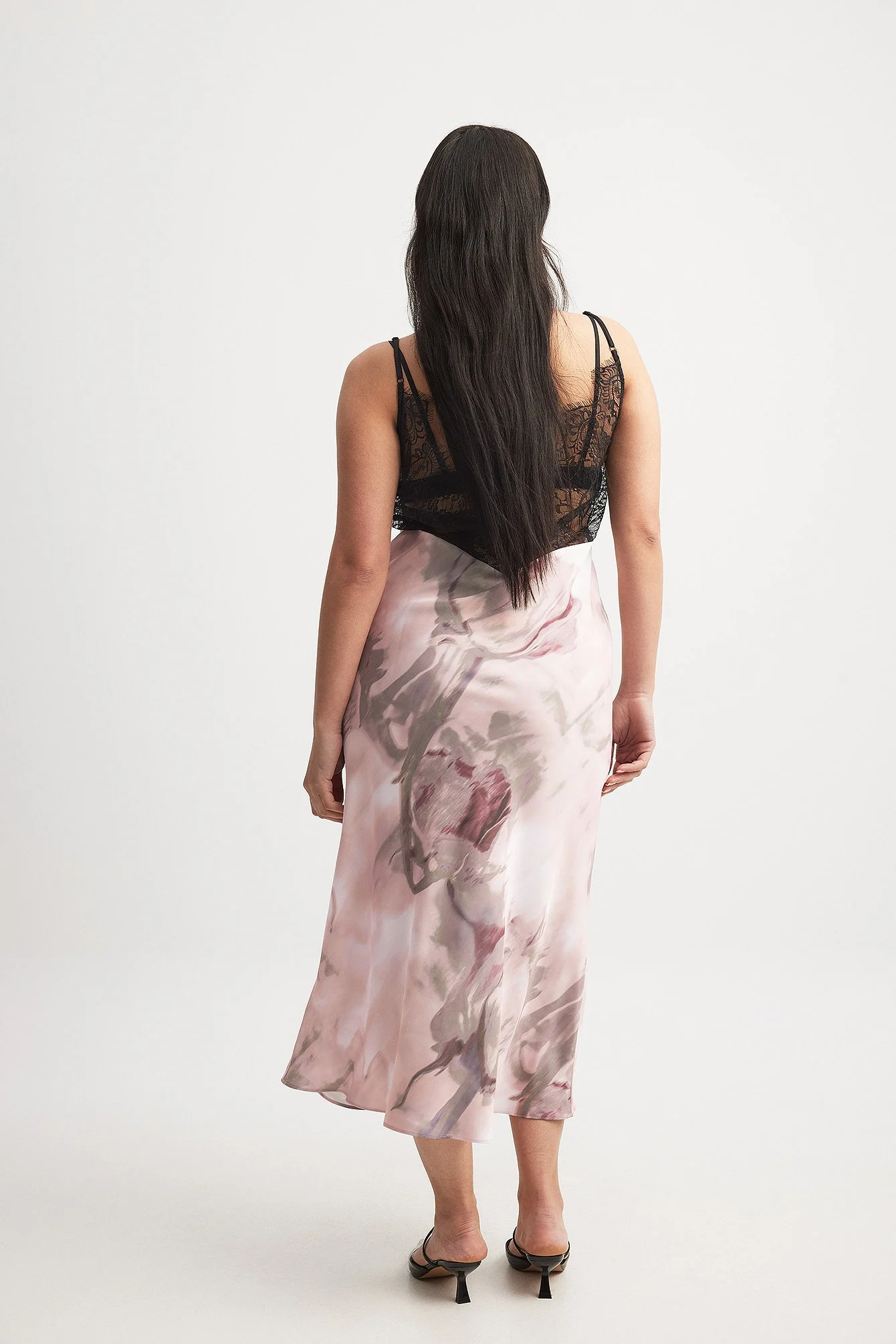 Midikleid aus Satin mit Spitzeneinsatz