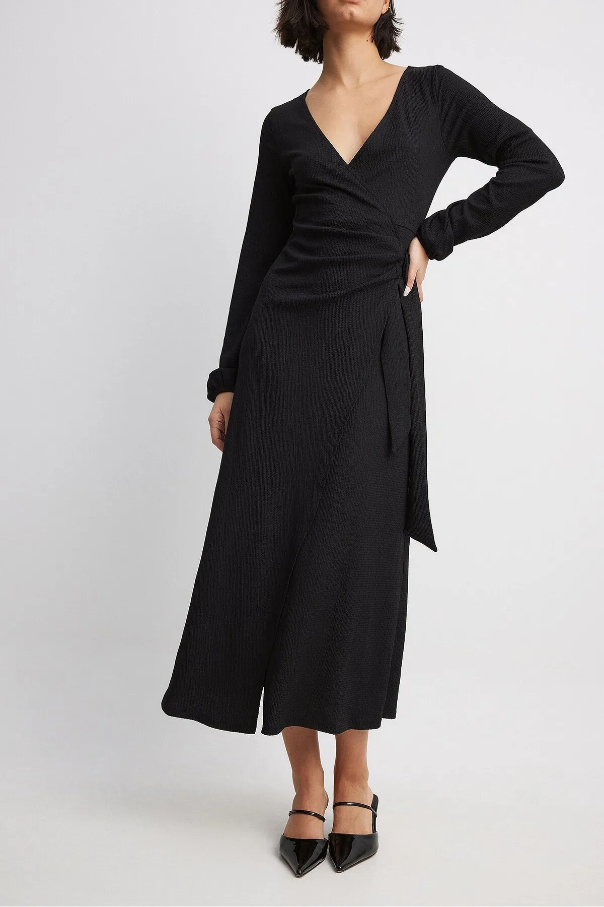 NA-KD  Strukturiertes Midi-Wickelkleid.