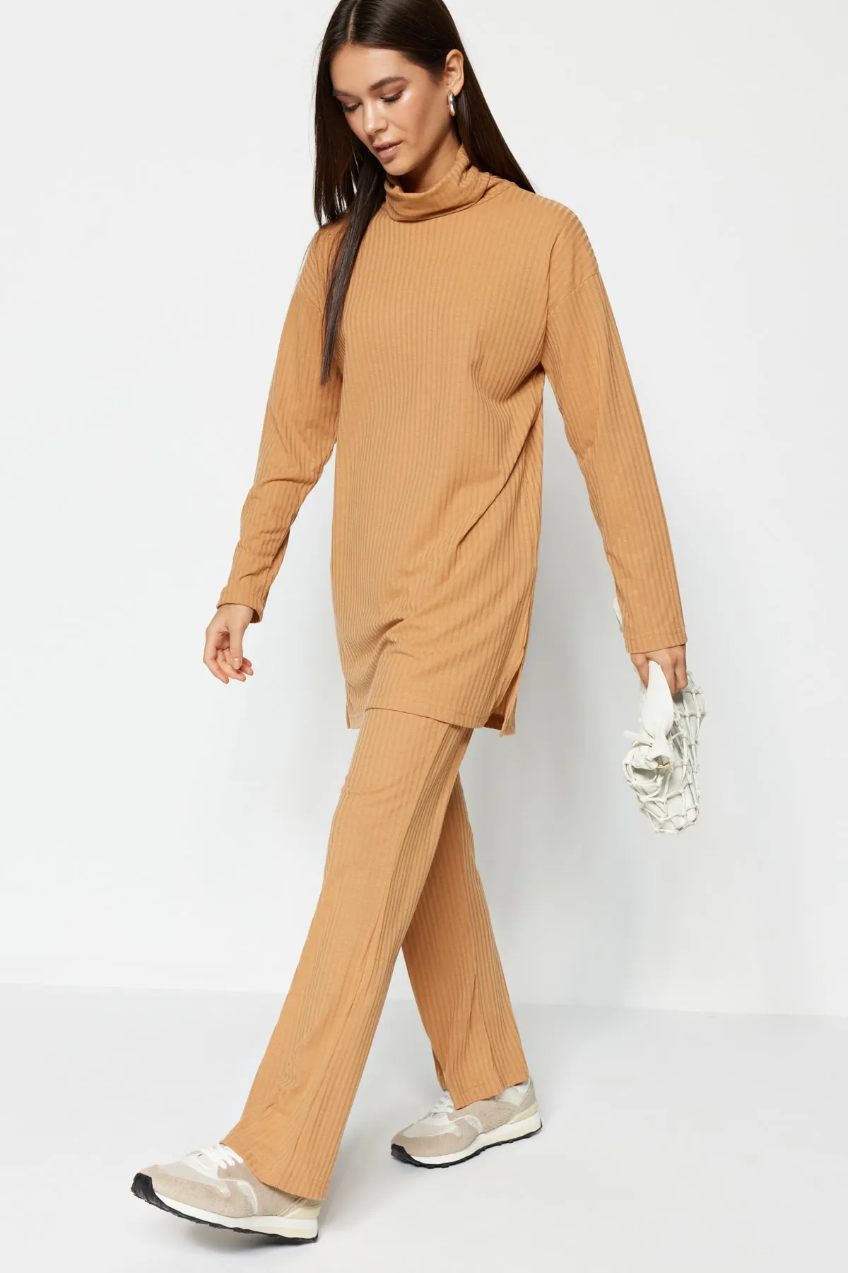 Trendyol Modest  Kamelfarbenes Strickset aus Tunika und Hose mit Rollkragen TCTAW23US00126