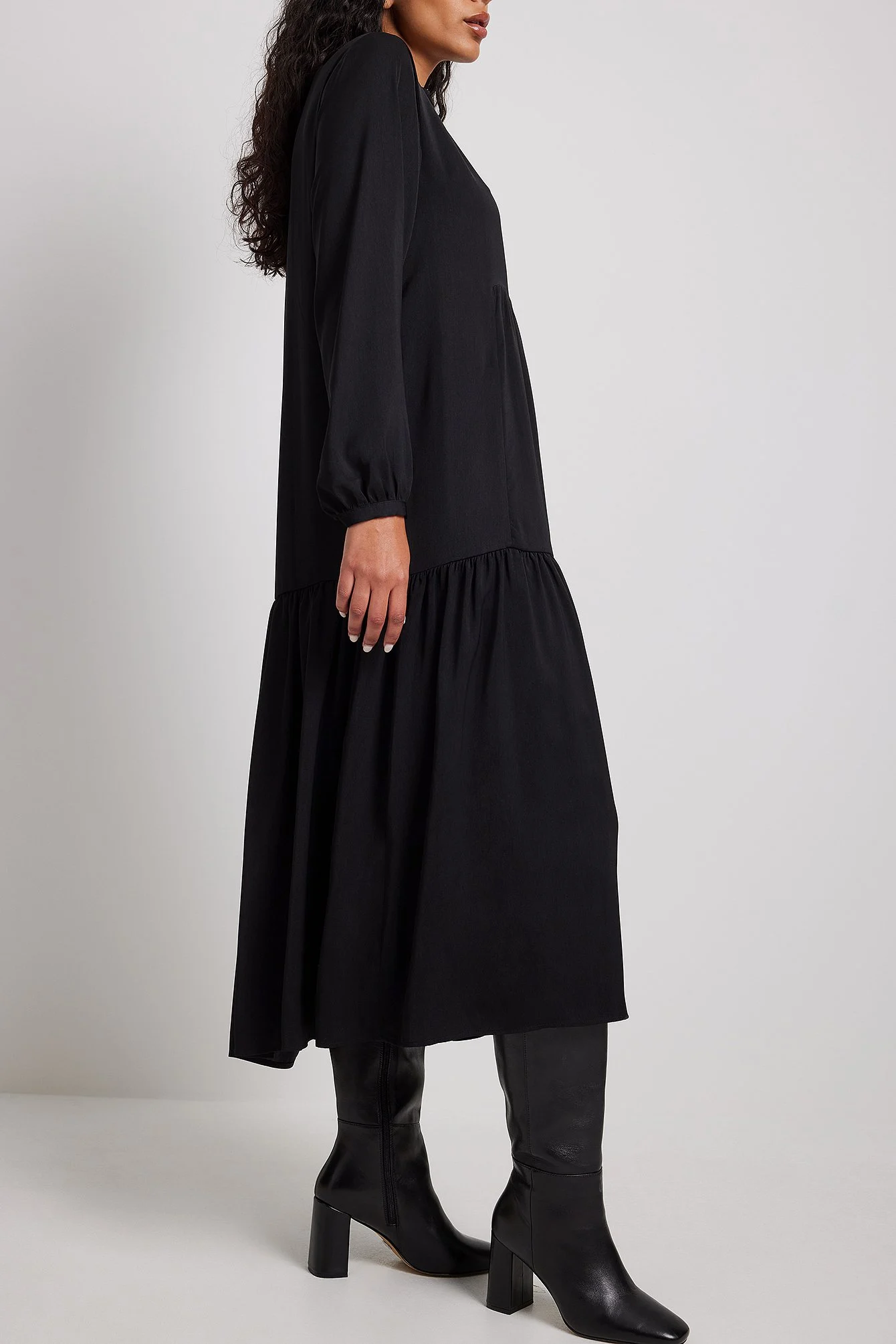 Fließendes Midikleid