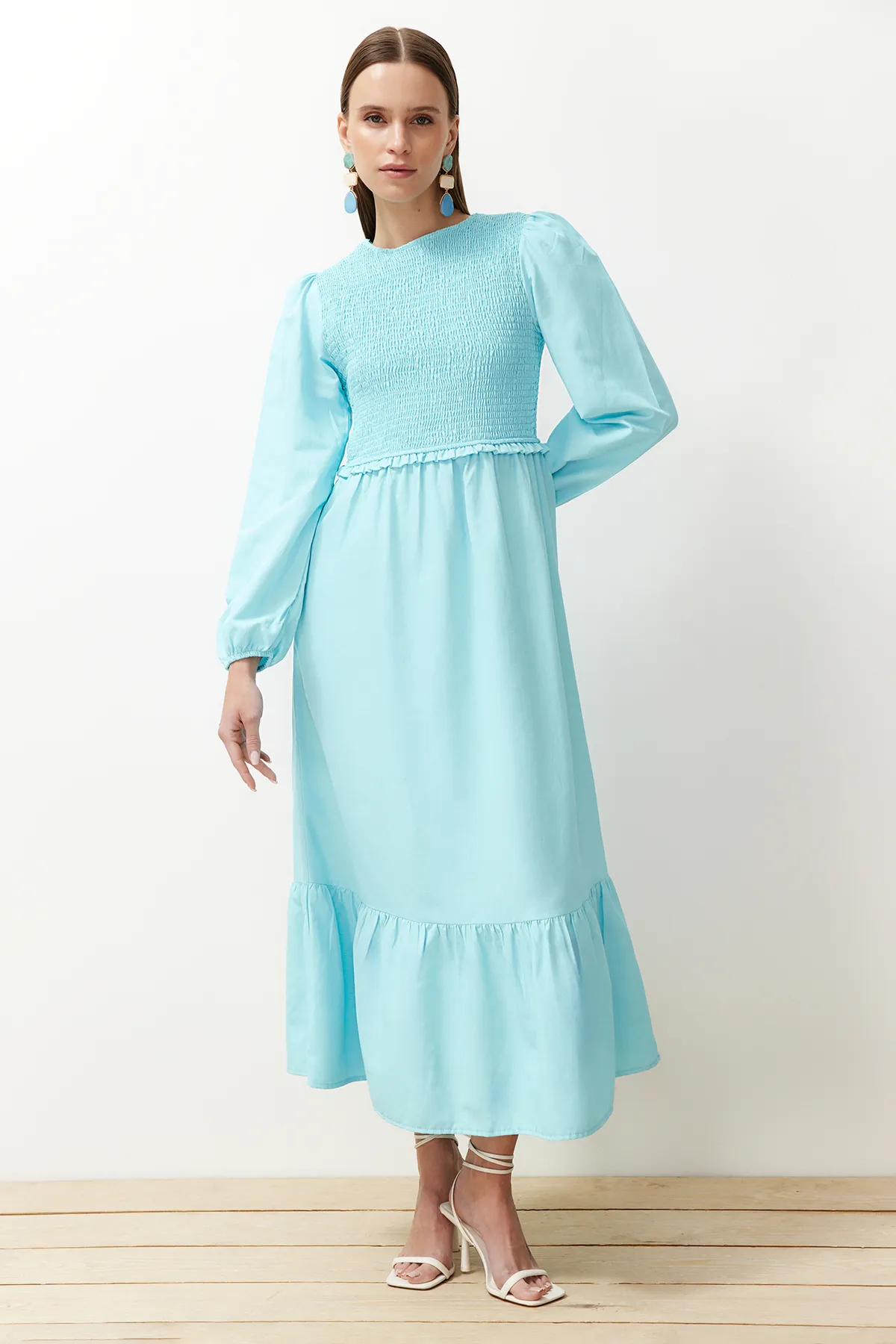 Trendyol Modest  Türkisfarbenes, gewebtes Kleid mit Rundhalsausschnitt und Gipe-Detail TCTAW22EB0109