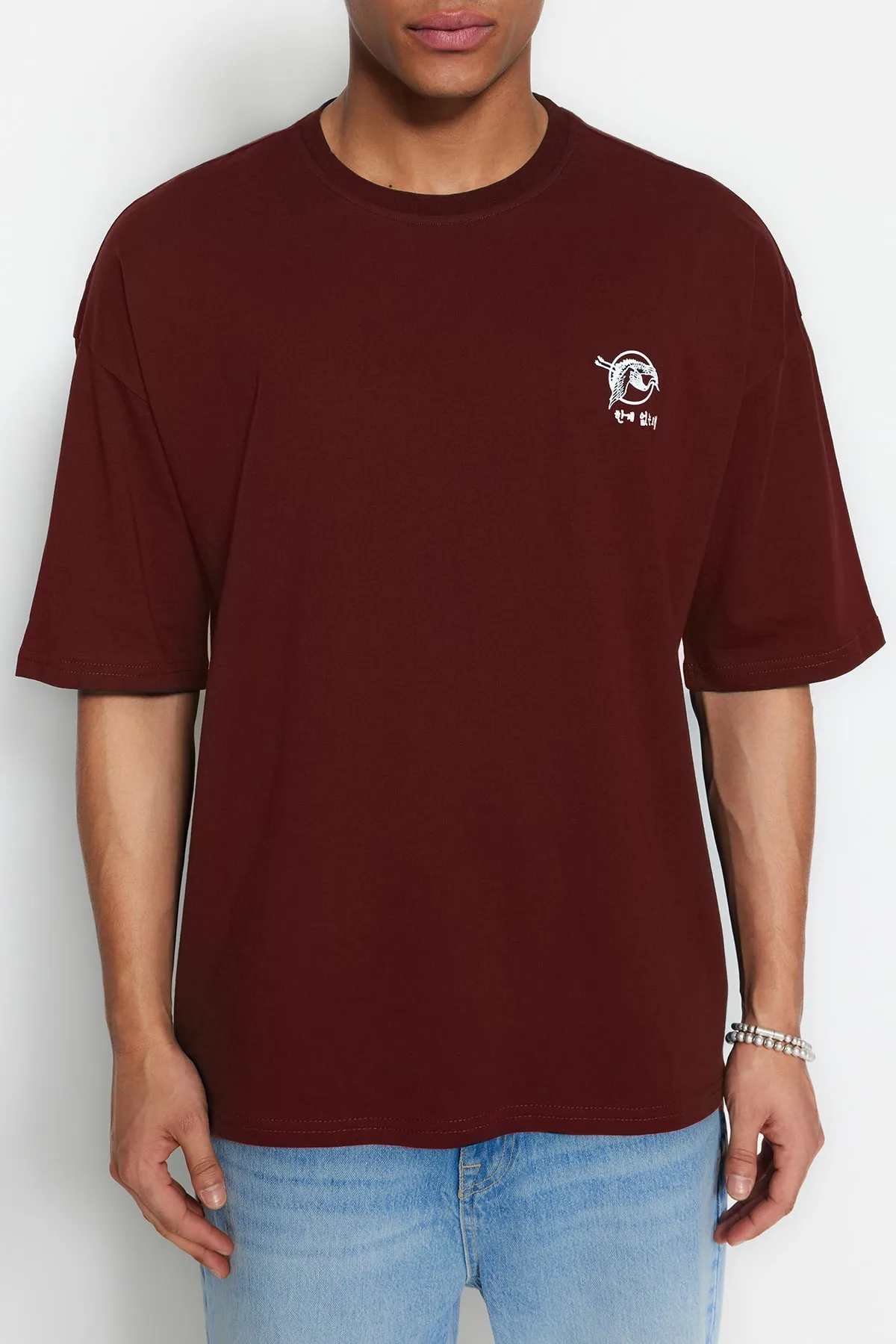 Trendyol Collection  Braunes Oversize-T-Shirt aus 100 % Baumwolle mit Fernost-Aufdruck TMNSS23TS00170