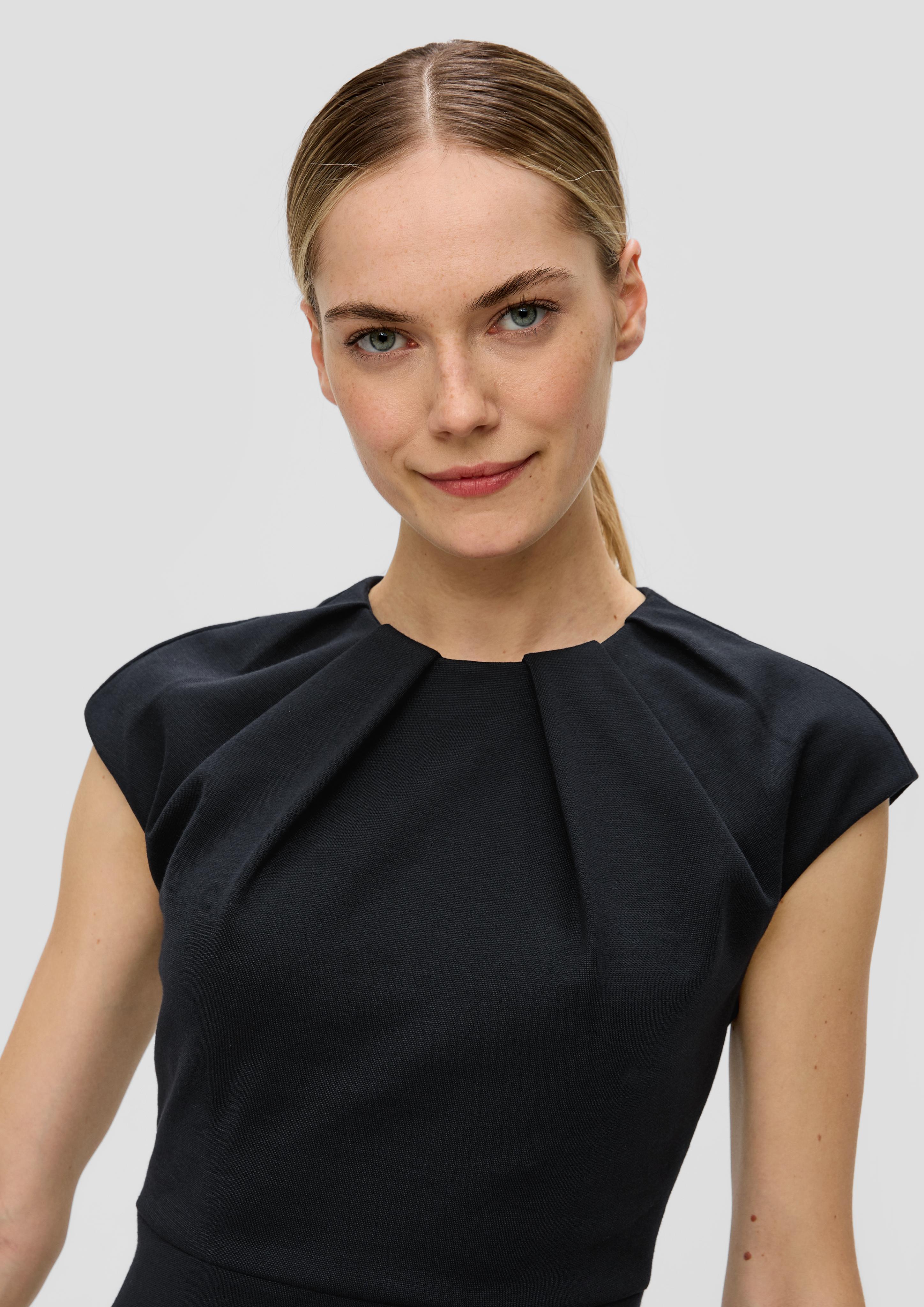 Kurzes Kleid mit plissiertem Rundhalsausschnitt  2143178-9999