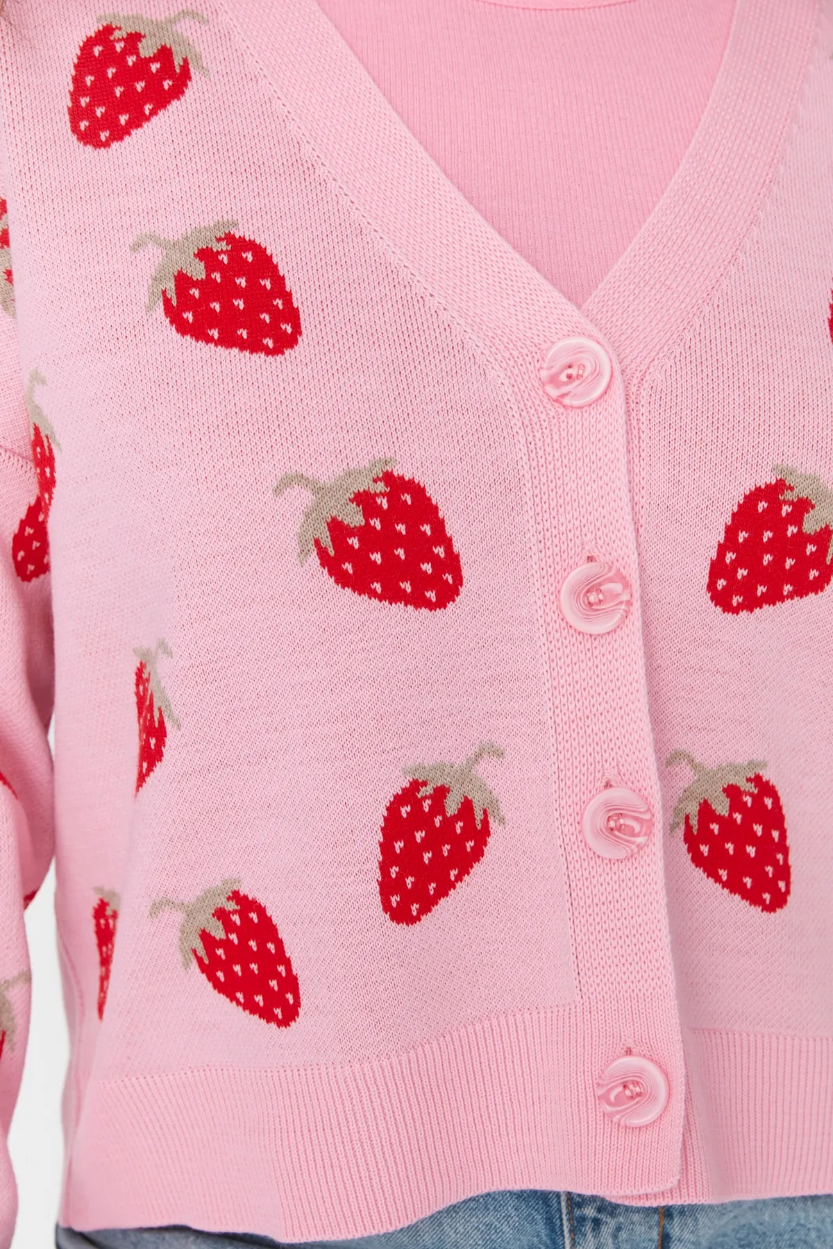 Trendyol Curve  Rosa, kurze Strickjacke mit V-Ausschnitt und Erdbeermuster
