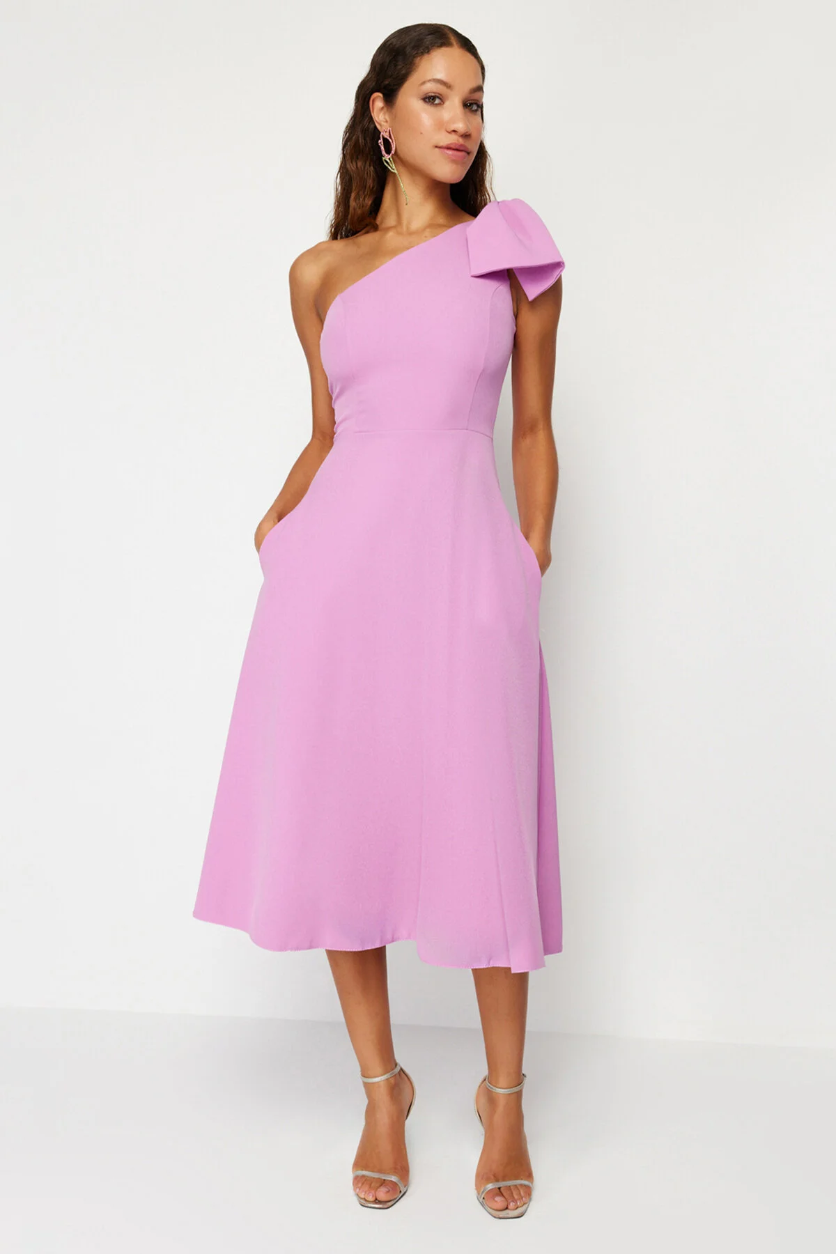 Trendyol Collection  Rosafarbenes elegantes Abendkleid mit Schleife TPRSS24EL00105